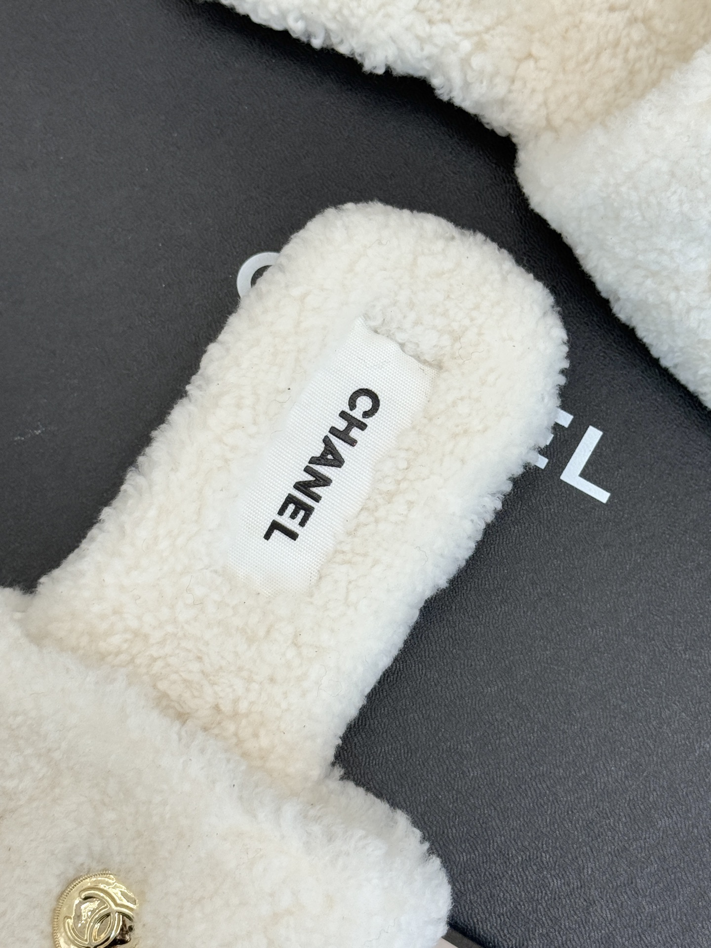 CHANE*｜小香经典双c珍珠毛拖这款毛拖把贵气感和舒适度拉满了～ 软乎乎的羊毛绒不扎肤珍珠+双C Lo