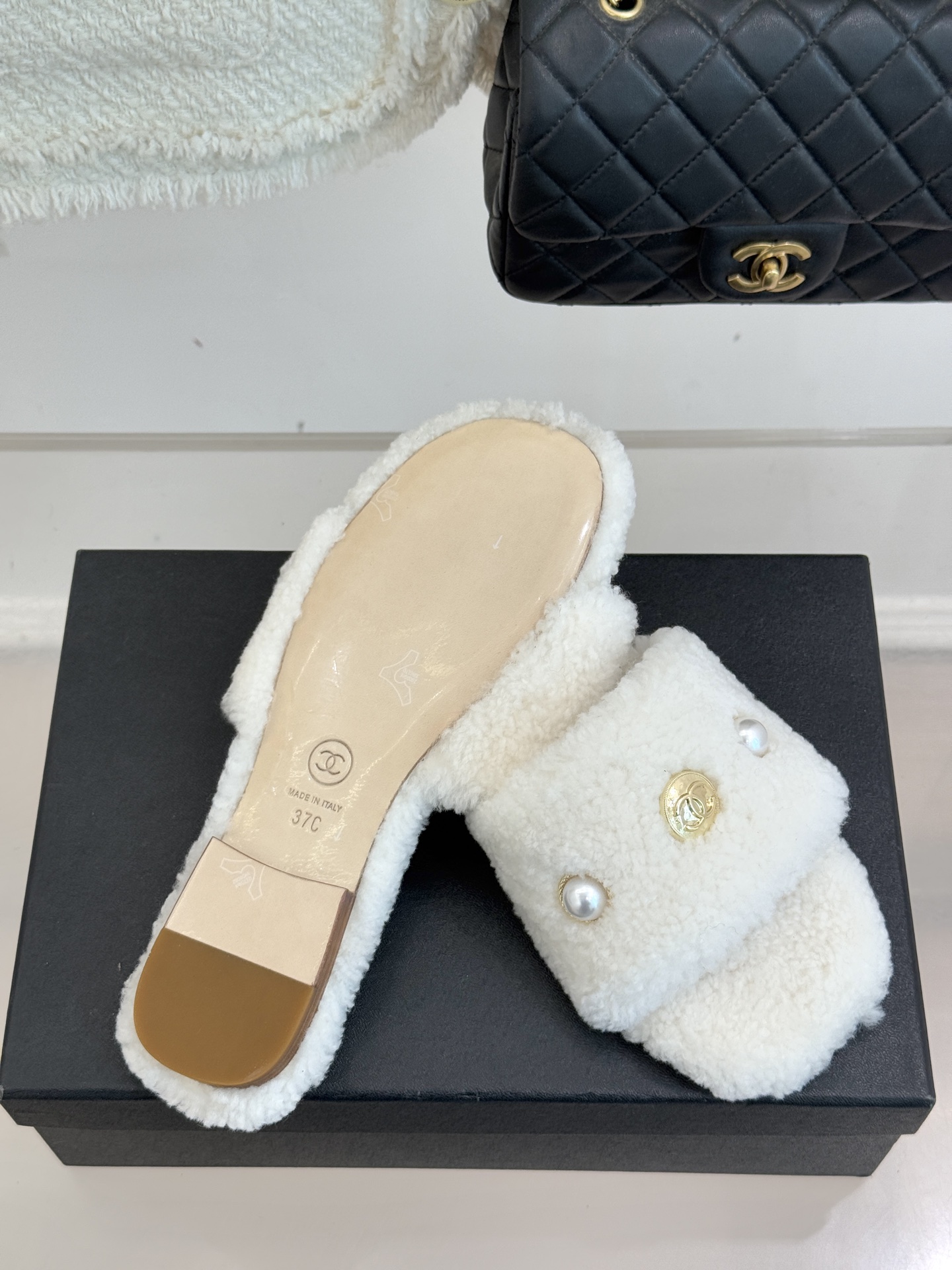 CHANE*｜小香经典双c珍珠毛拖这款毛拖把贵气感和舒适度拉满了～ 软乎乎的羊毛绒不扎肤珍珠+双C Lo