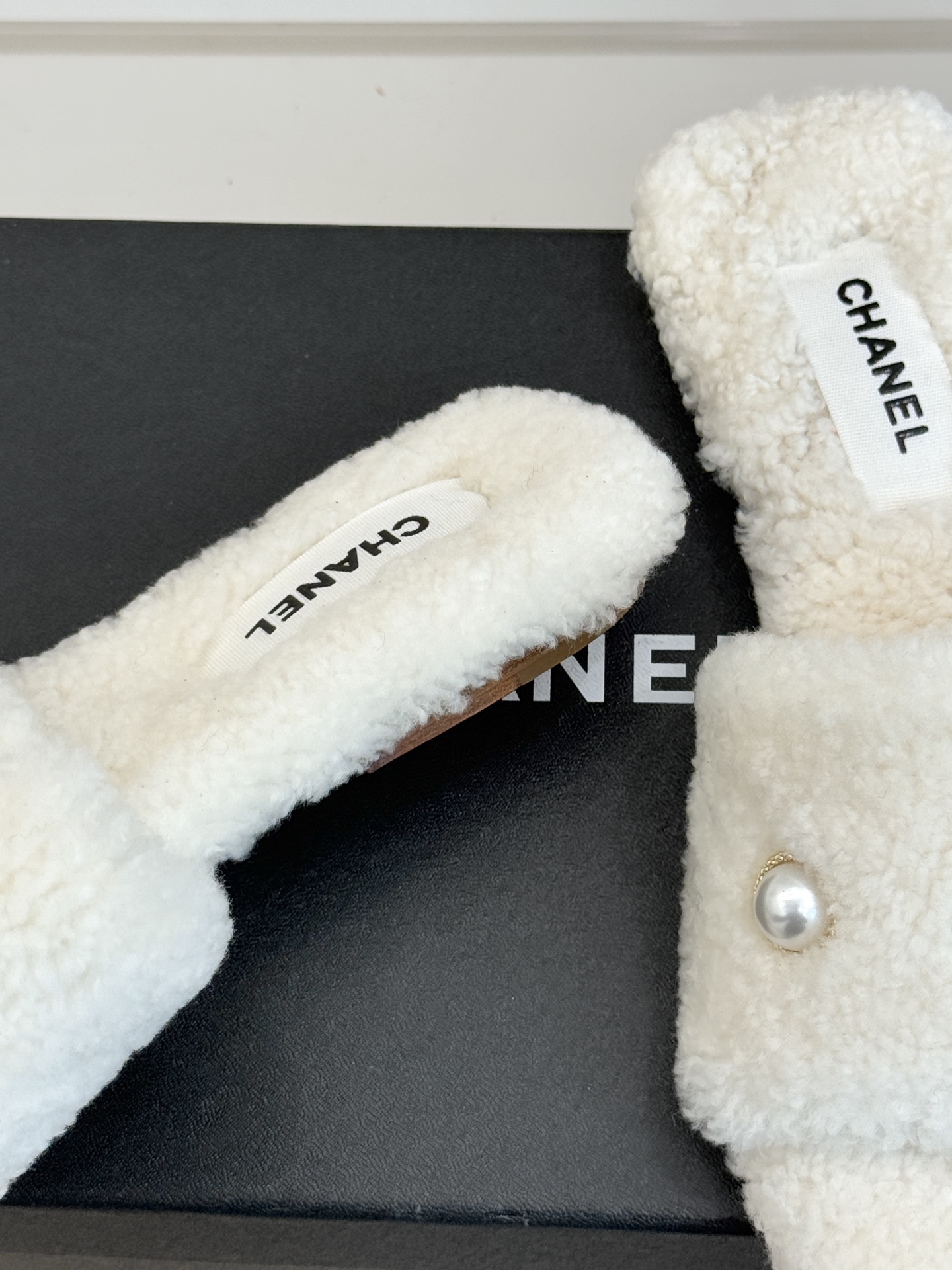 CHANE*｜小香经典双c珍珠毛拖这款毛拖把贵气感和舒适度拉满了～ 软乎乎的羊毛绒不扎肤珍珠+双C Lo