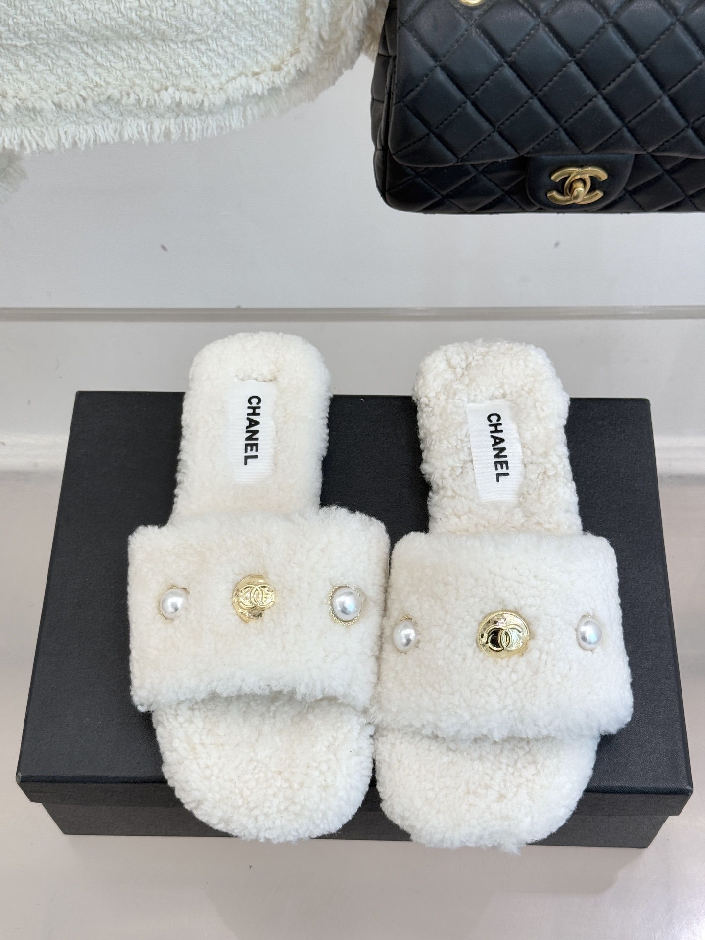 CHANE*｜小香经典双c珍珠毛拖这款毛拖把贵气感和舒适度拉满了～ 软乎乎的羊毛绒不扎肤珍珠+双C Lo