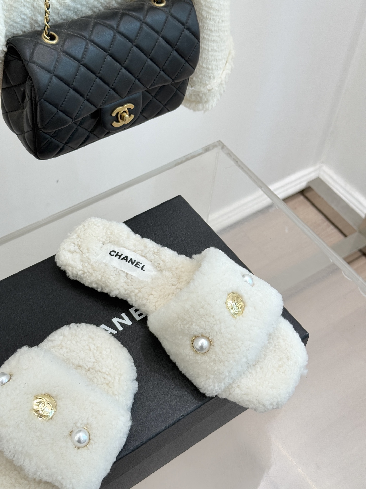 CHANE*｜小香经典双c珍珠毛拖这款毛拖把贵气感和舒适度拉满了～ 软乎乎的羊毛绒不扎肤珍珠+双C Lo