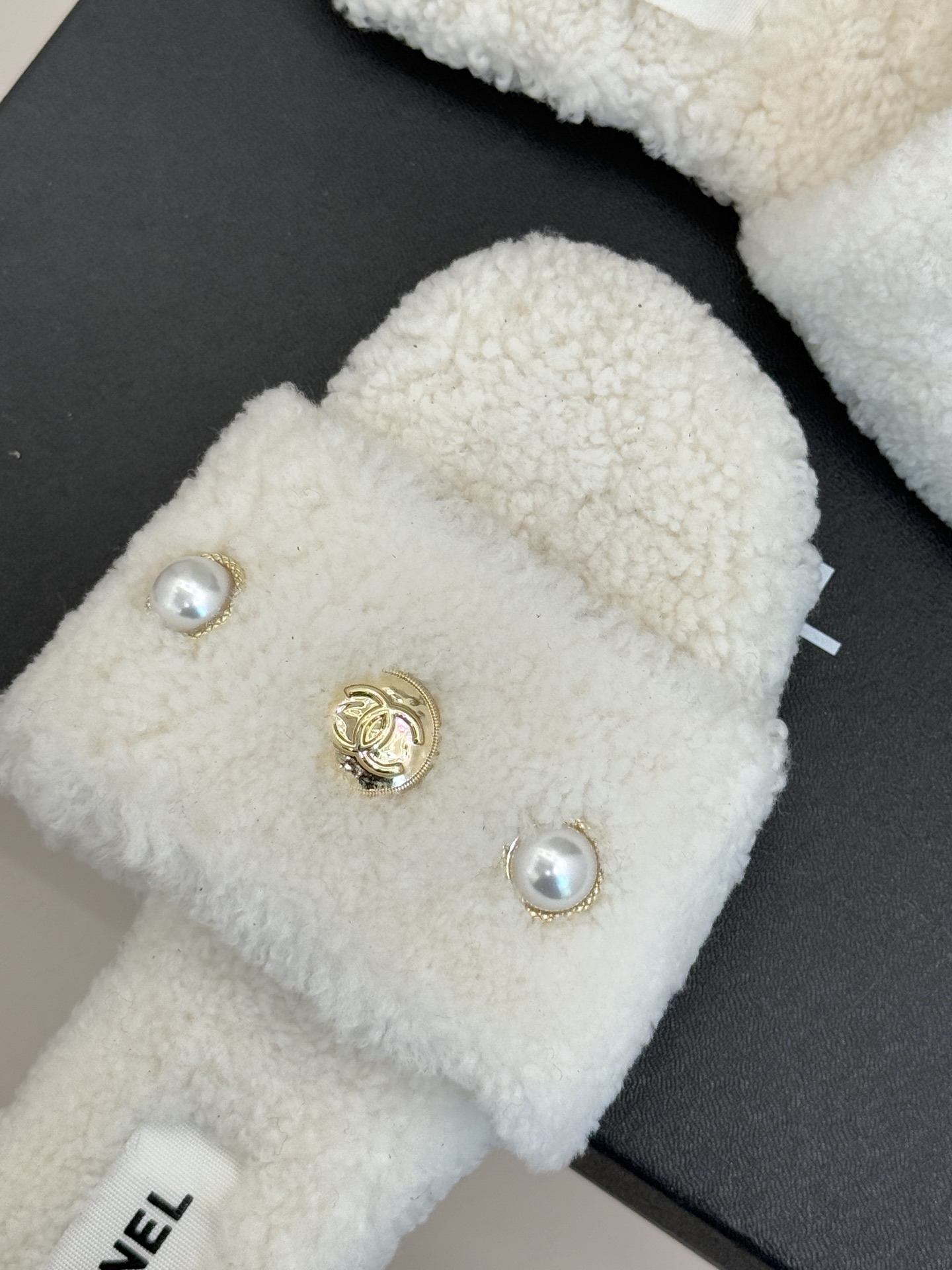 CHANE*｜小香经典双c珍珠毛拖这款毛拖把贵气感和舒适度拉满了～ 软乎乎的羊毛绒不扎肤珍珠+双C Lo