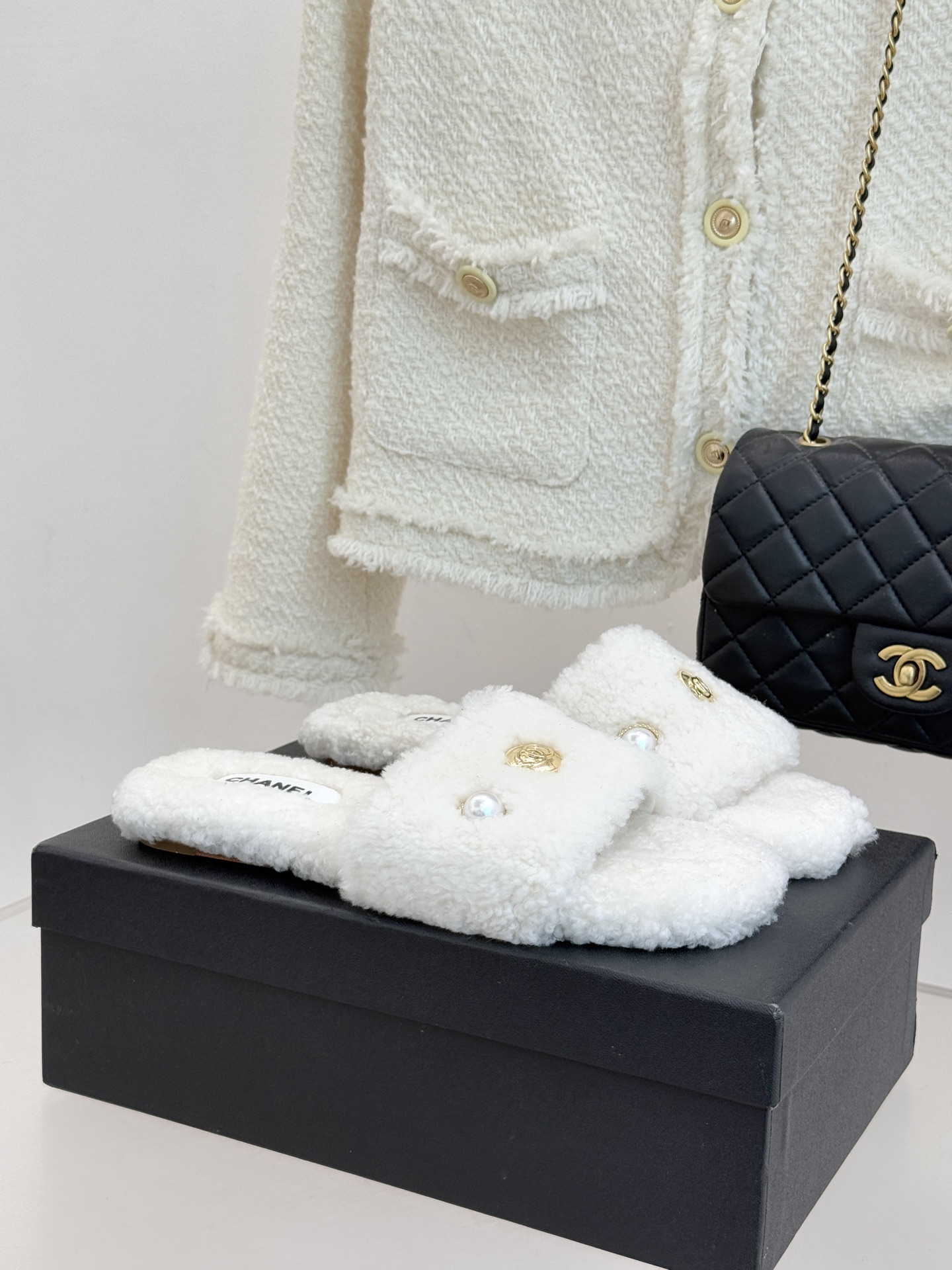 CHANE*｜小香经典双c珍珠毛拖这款毛拖把贵气感和舒适度拉满了～ 软乎乎的羊毛绒不扎肤珍珠+双C Lo