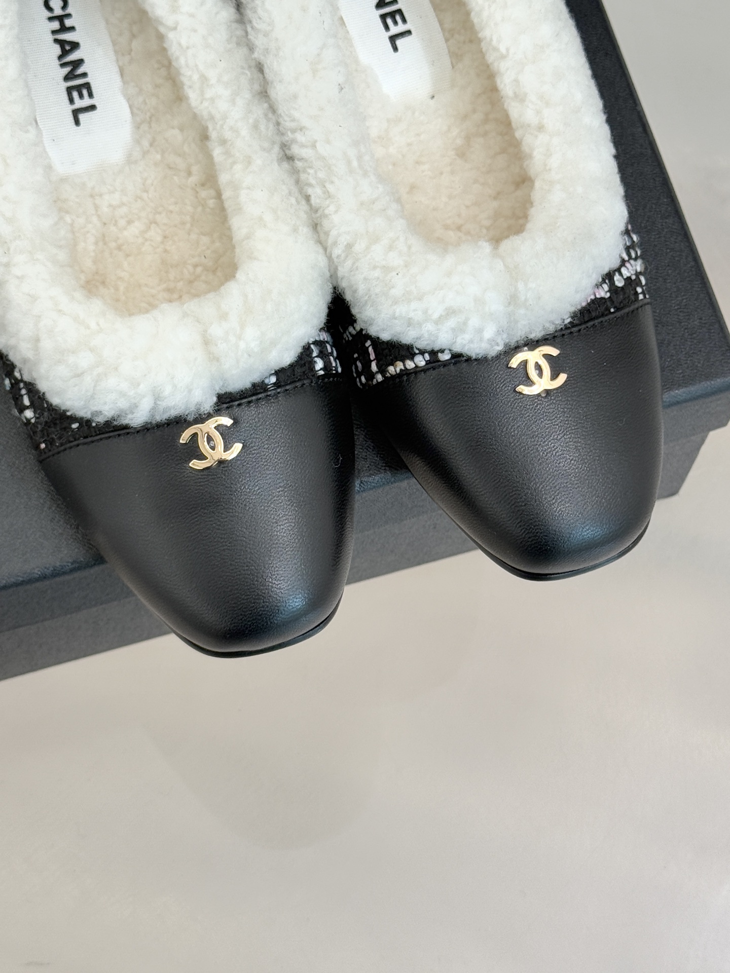 CHANE*｜小香经典双C拼色平底芭蕾舞毛毛鞋！这款鞋把高级感和甜妹感焊死了～ 软糯毛毛亲肤不扎脚拼色设