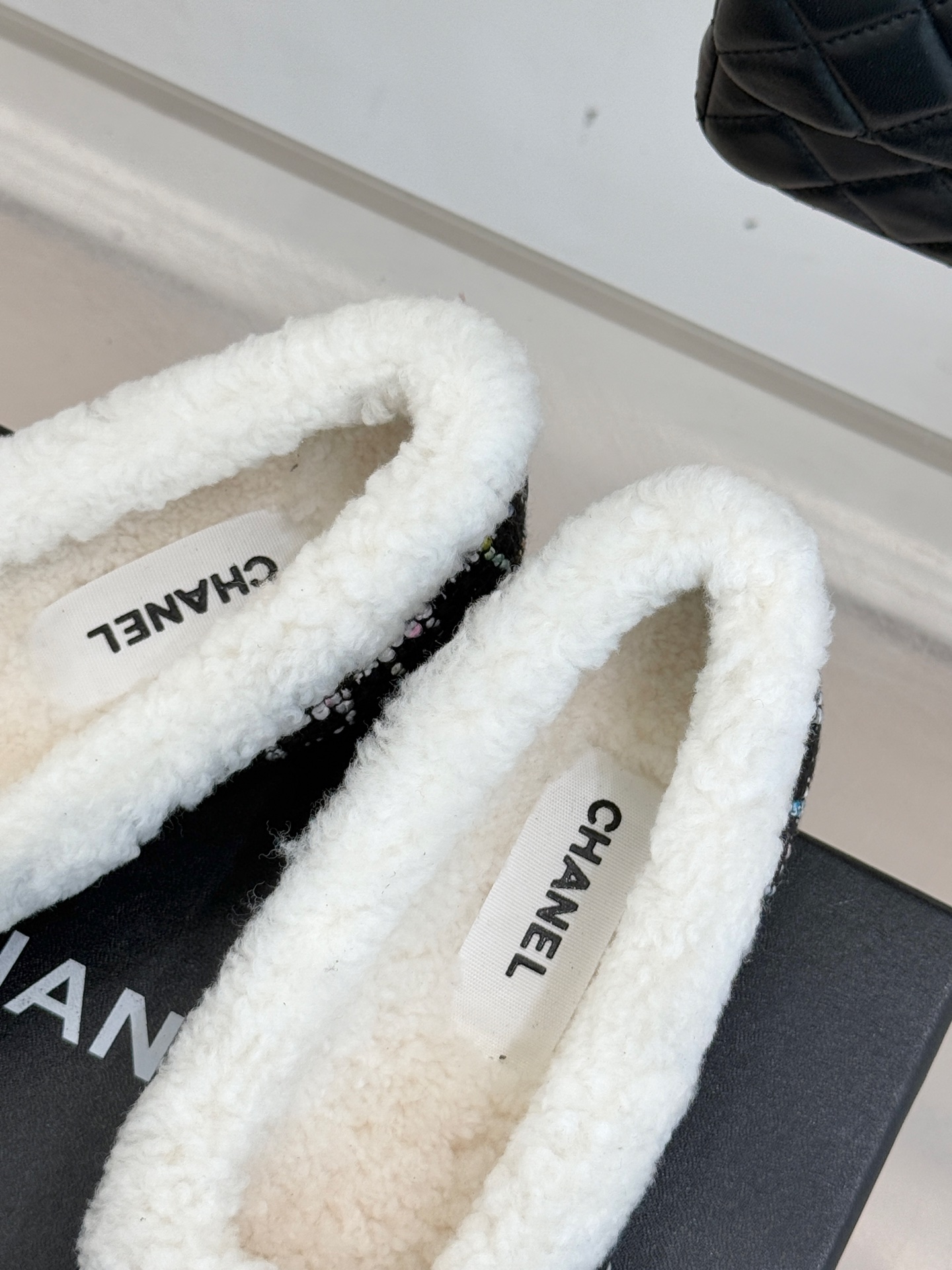 CHANE*｜小香经典双C拼色平底芭蕾舞毛毛鞋！这款鞋把高级感和甜妹感焊死了～ 软糯毛毛亲肤不扎脚拼色设