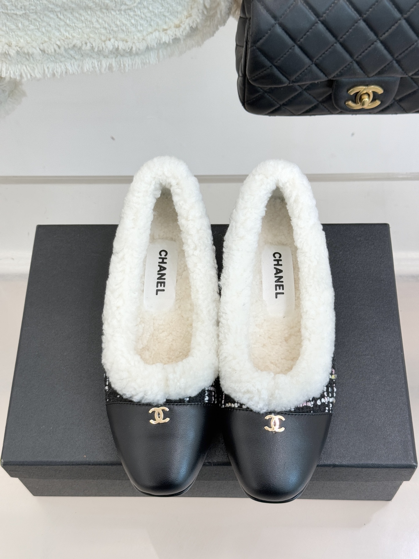 CHANE*｜小香经典双C拼色平底芭蕾舞毛毛鞋！这款鞋把高级感和甜妹感焊死了～ 软糯毛毛亲肤不扎脚拼色设