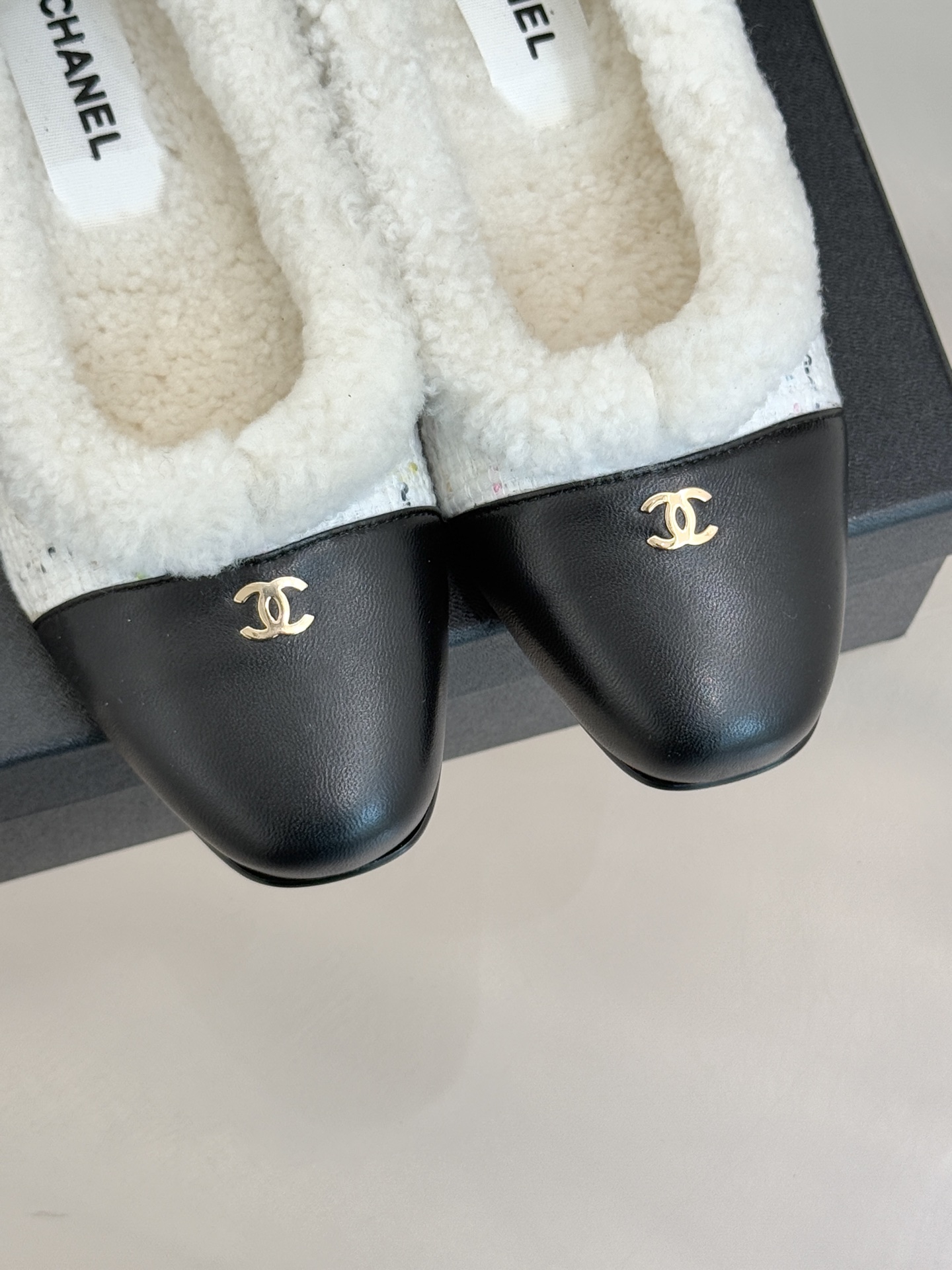 CHANE*｜小香经典双C拼色平底芭蕾舞毛毛鞋！这款鞋把高级感和甜妹感焊死了～ 软糯毛毛亲肤不扎脚拼色设