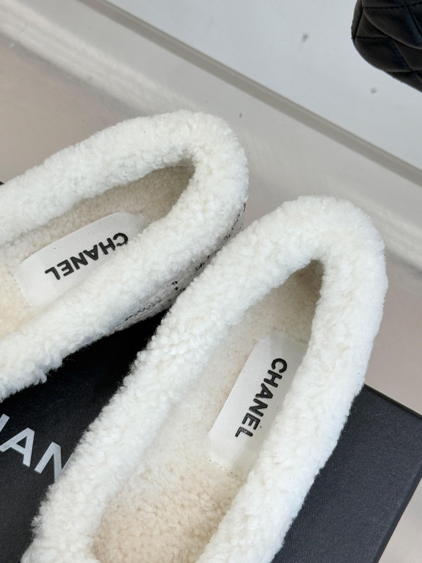 CHANE*｜小香经典双C拼色平底芭蕾舞毛毛鞋！这款鞋把高级感和甜妹感焊死了～ 软糯毛毛亲肤不扎脚拼色设