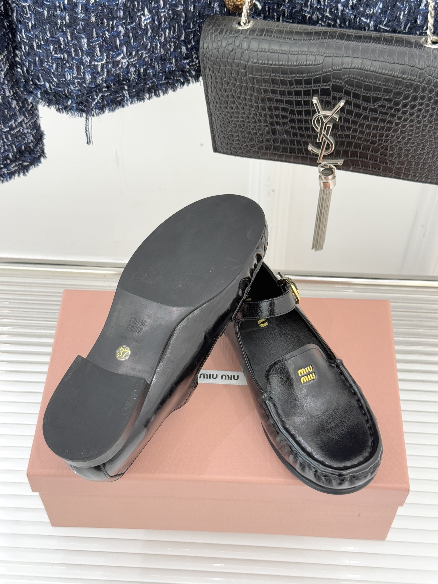 Miu Miu/缪缪25WF新品字母乐福玛丽珍鞋宝子们！ 我又挖到宝啦🎀这款乐福玛丽珍鞋简直美翻了！它将