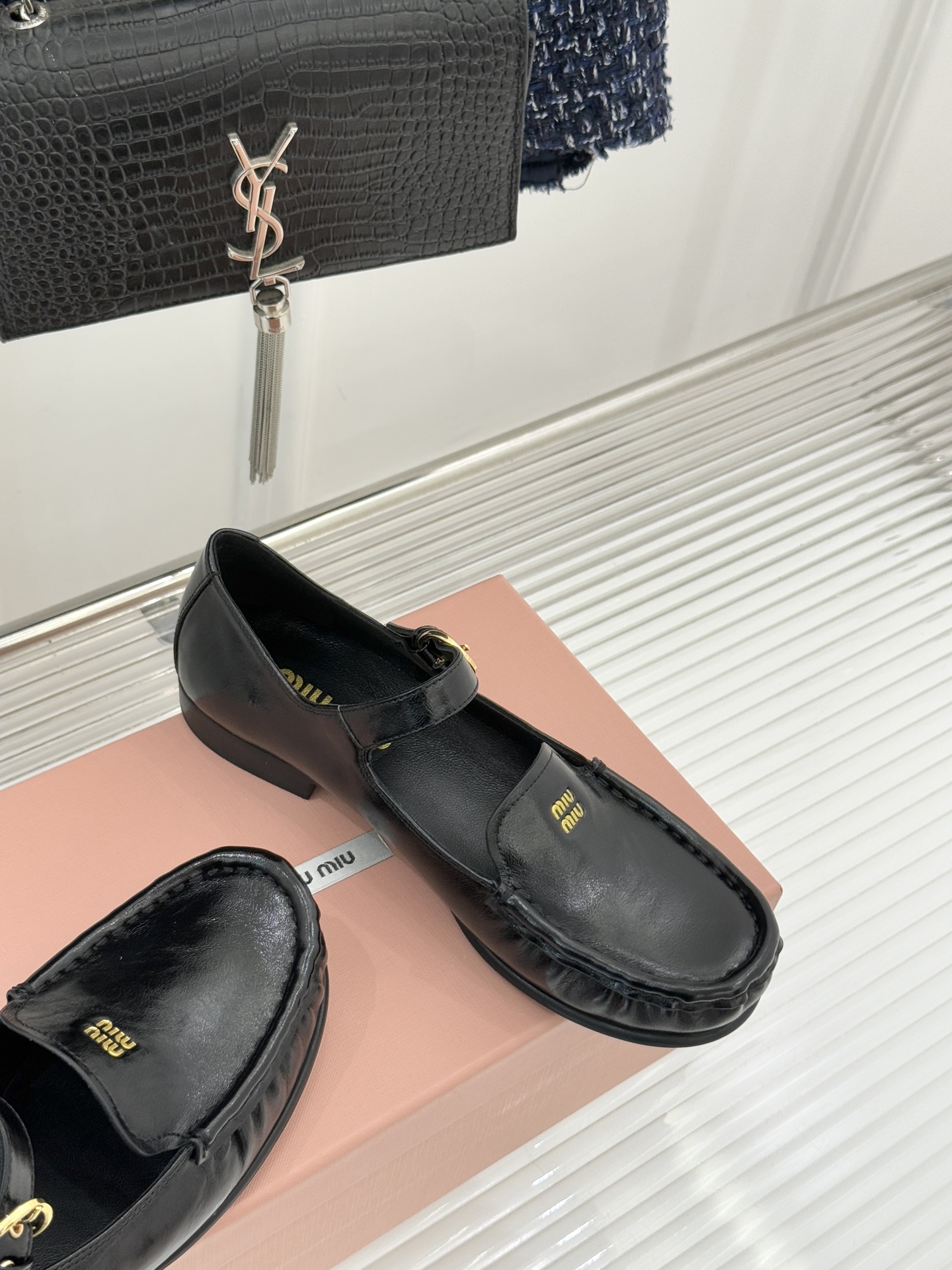 Miu Miu/缪缪25WF新品字母乐福玛丽珍鞋宝子们！ 我又挖到宝啦🎀这款乐福玛丽珍鞋简直美翻了！它将