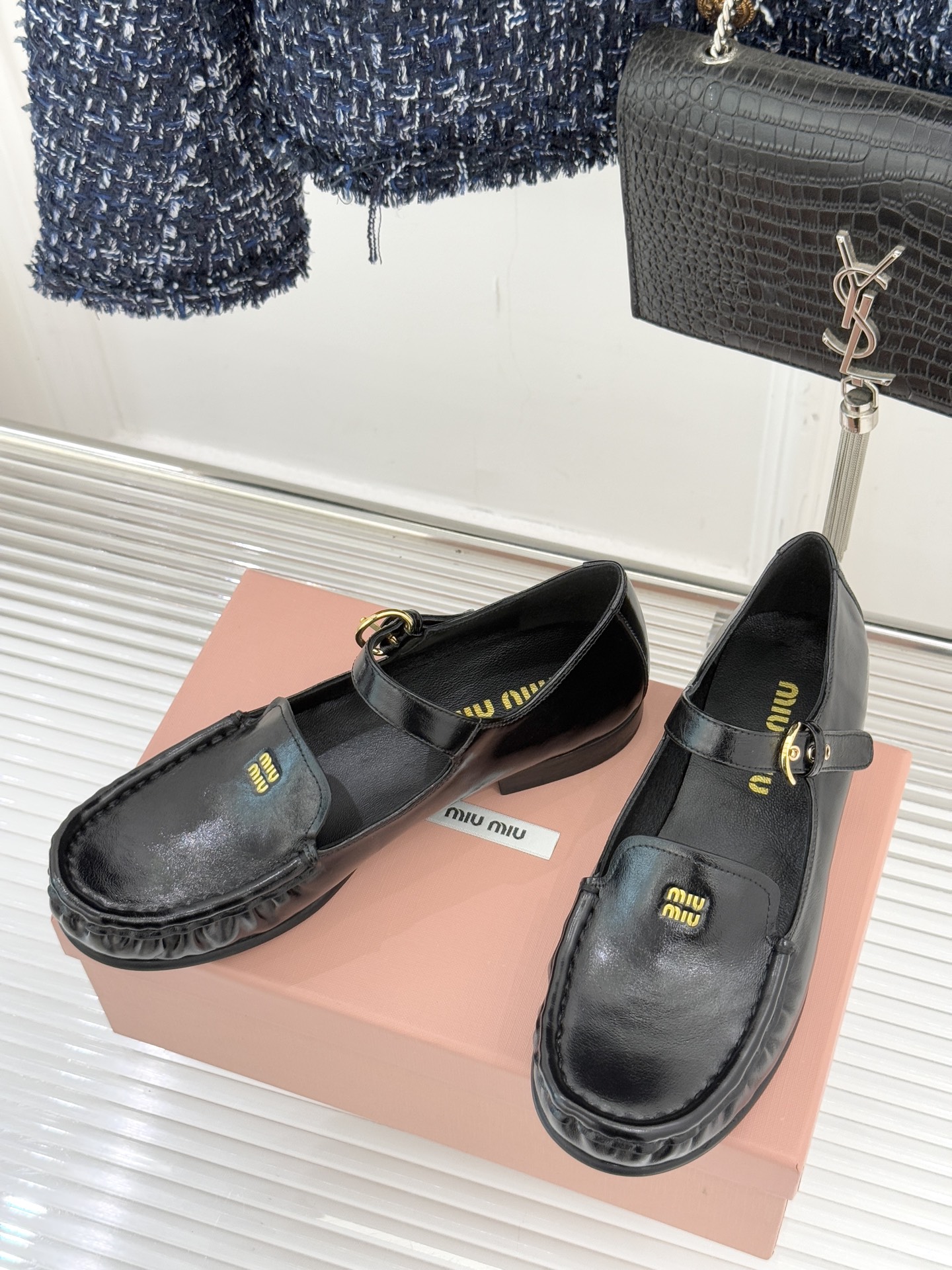 Miu Miu/缪缪25WF新品字母乐福玛丽珍鞋宝子们！ 我又挖到宝啦🎀这款乐福玛丽珍鞋简直美翻了！它将