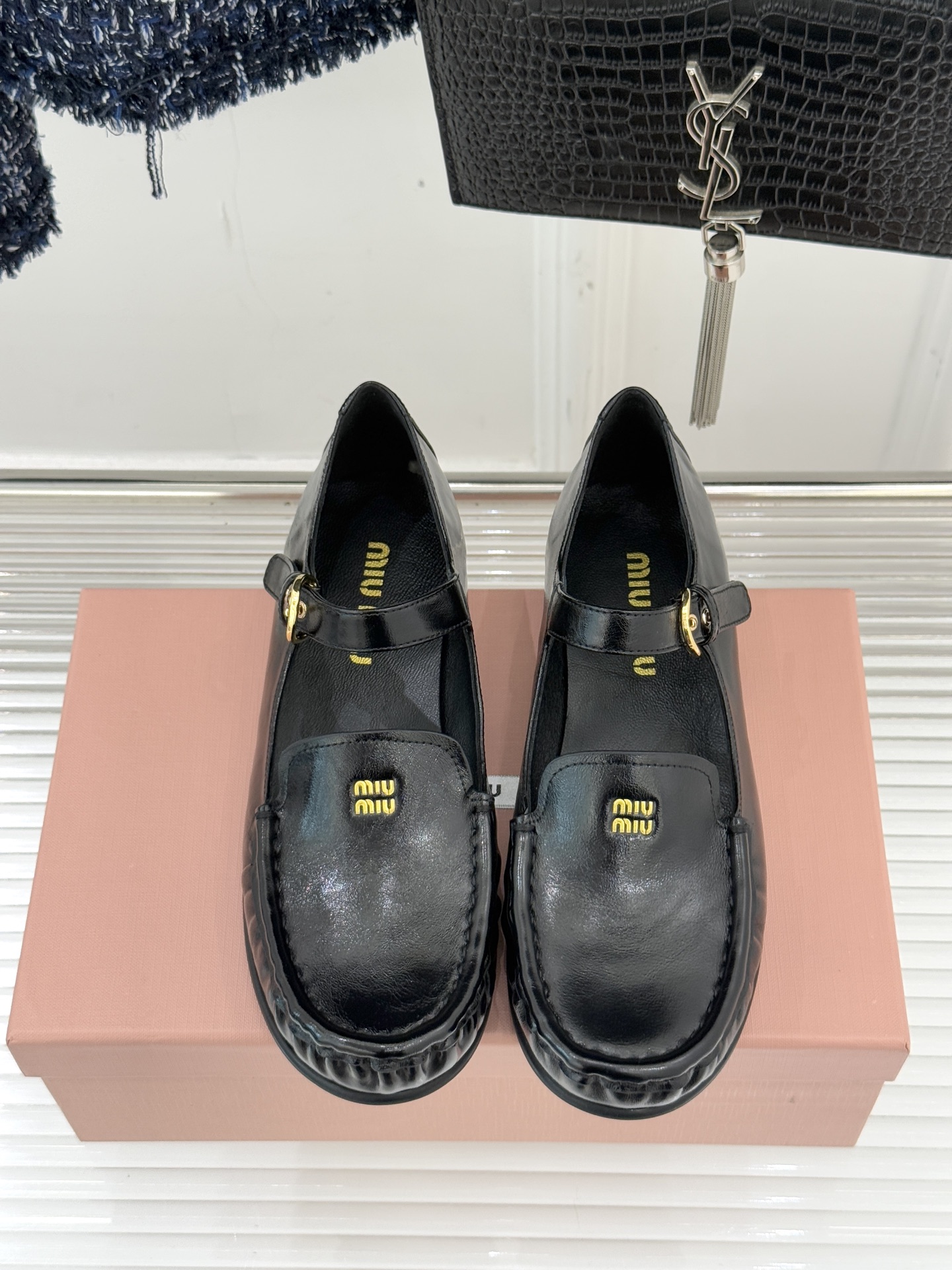 Miu Miu/缪缪25WF新品字母乐福玛丽珍鞋宝子们！ 我又挖到宝啦🎀这款乐福玛丽珍鞋简直美翻了！它将