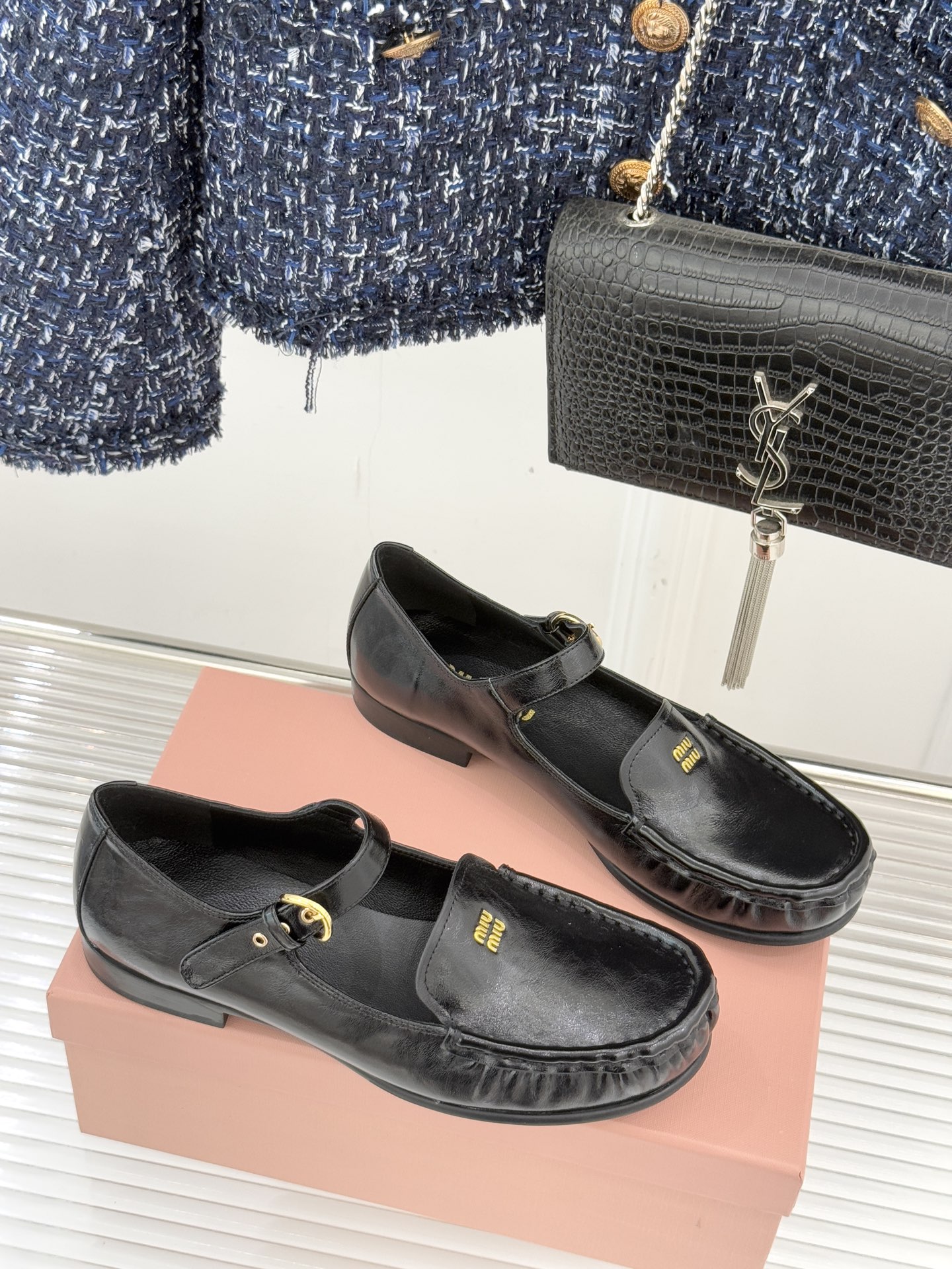 Miu Miu/缪缪25WF新品字母乐福玛丽珍鞋宝子们！ 我又挖到宝啦🎀这款乐福玛丽珍鞋简直美翻了！它将