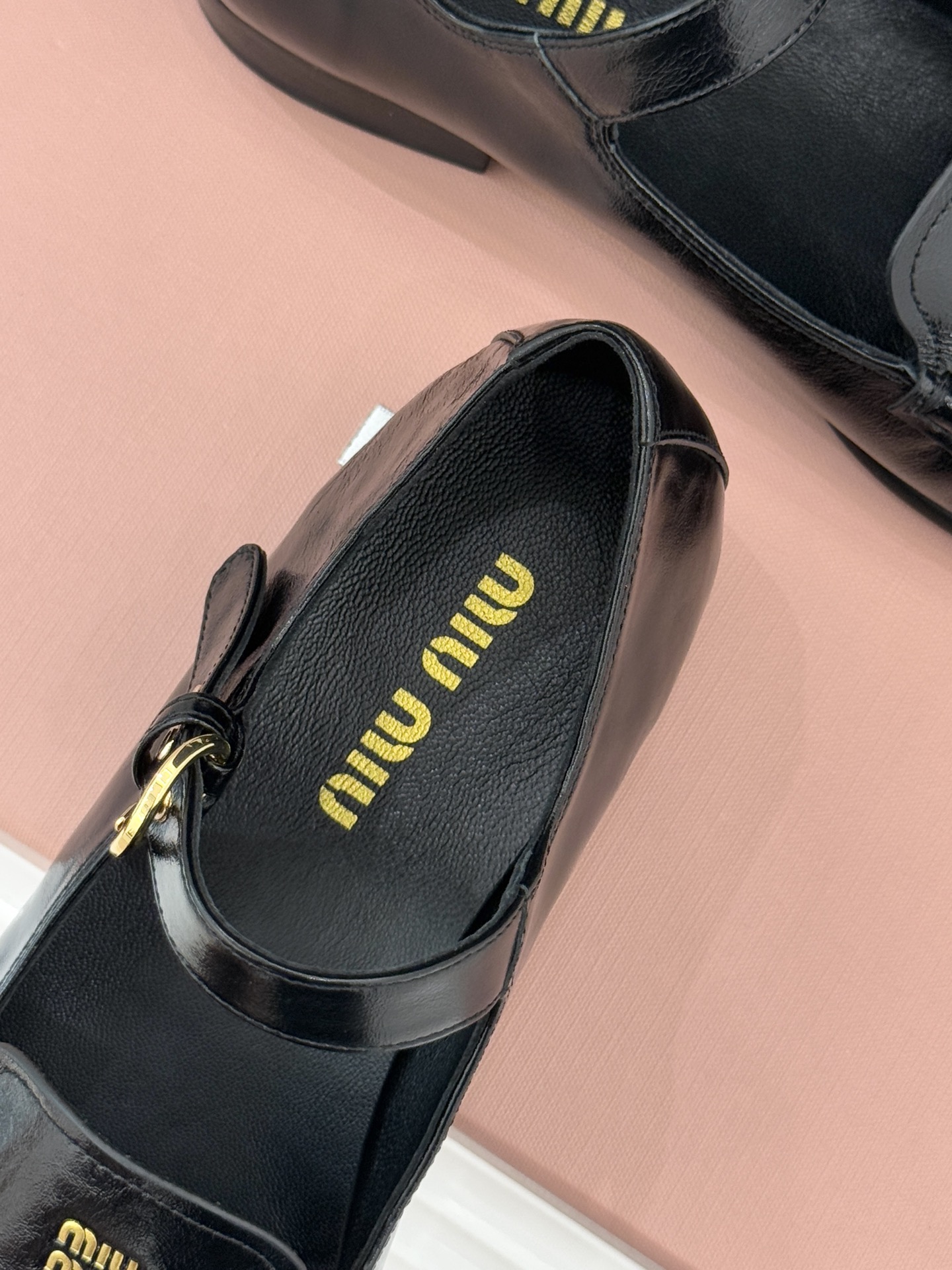 Miu Miu/缪缪25WF新品字母乐福玛丽珍鞋宝子们！ 我又挖到宝啦🎀这款乐福玛丽珍鞋简直美翻了！它将