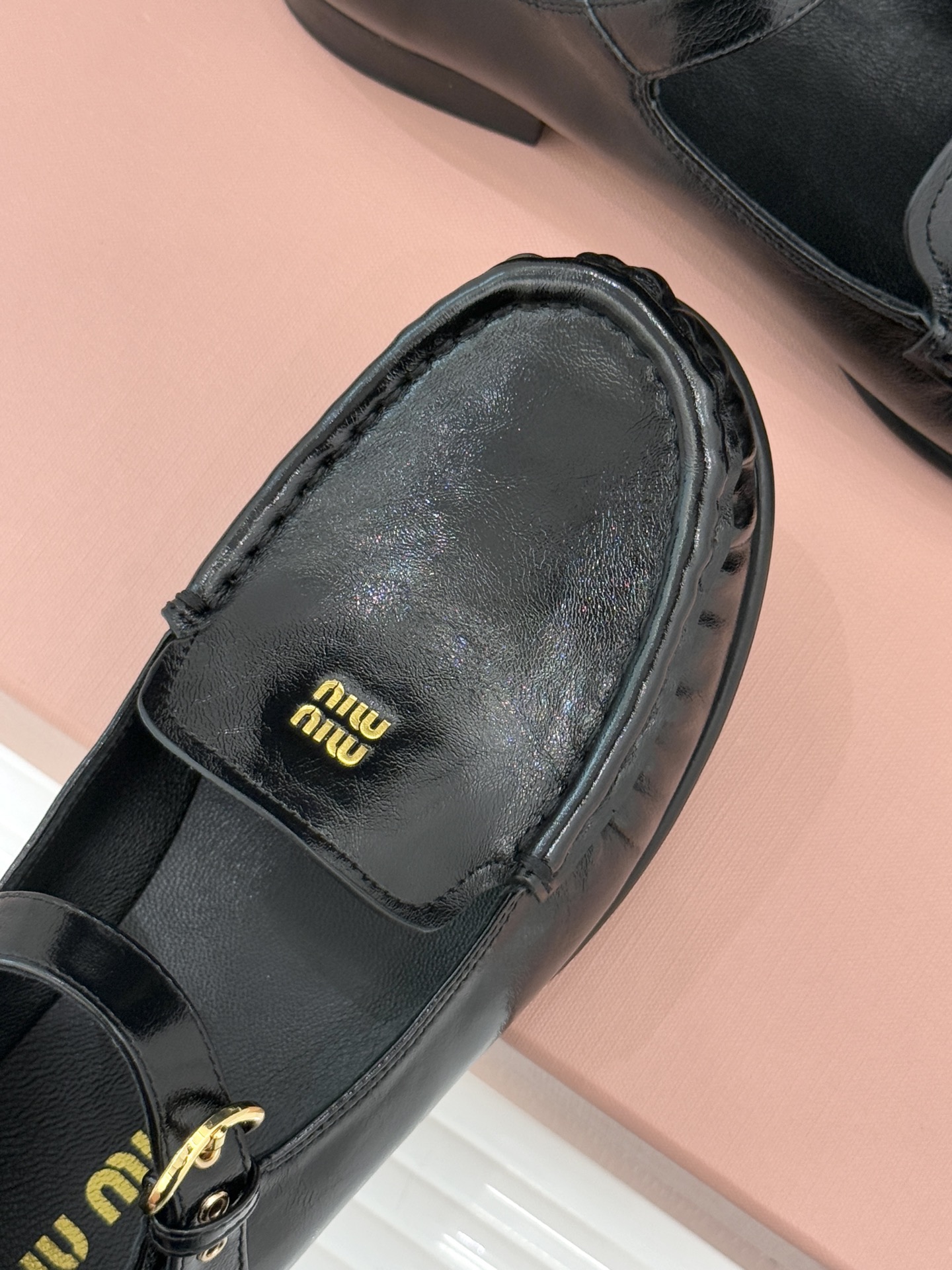 Miu Miu/缪缪25WF新品字母乐福玛丽珍鞋宝子们！ 我又挖到宝啦🎀这款乐福玛丽珍鞋简直美翻了！它将