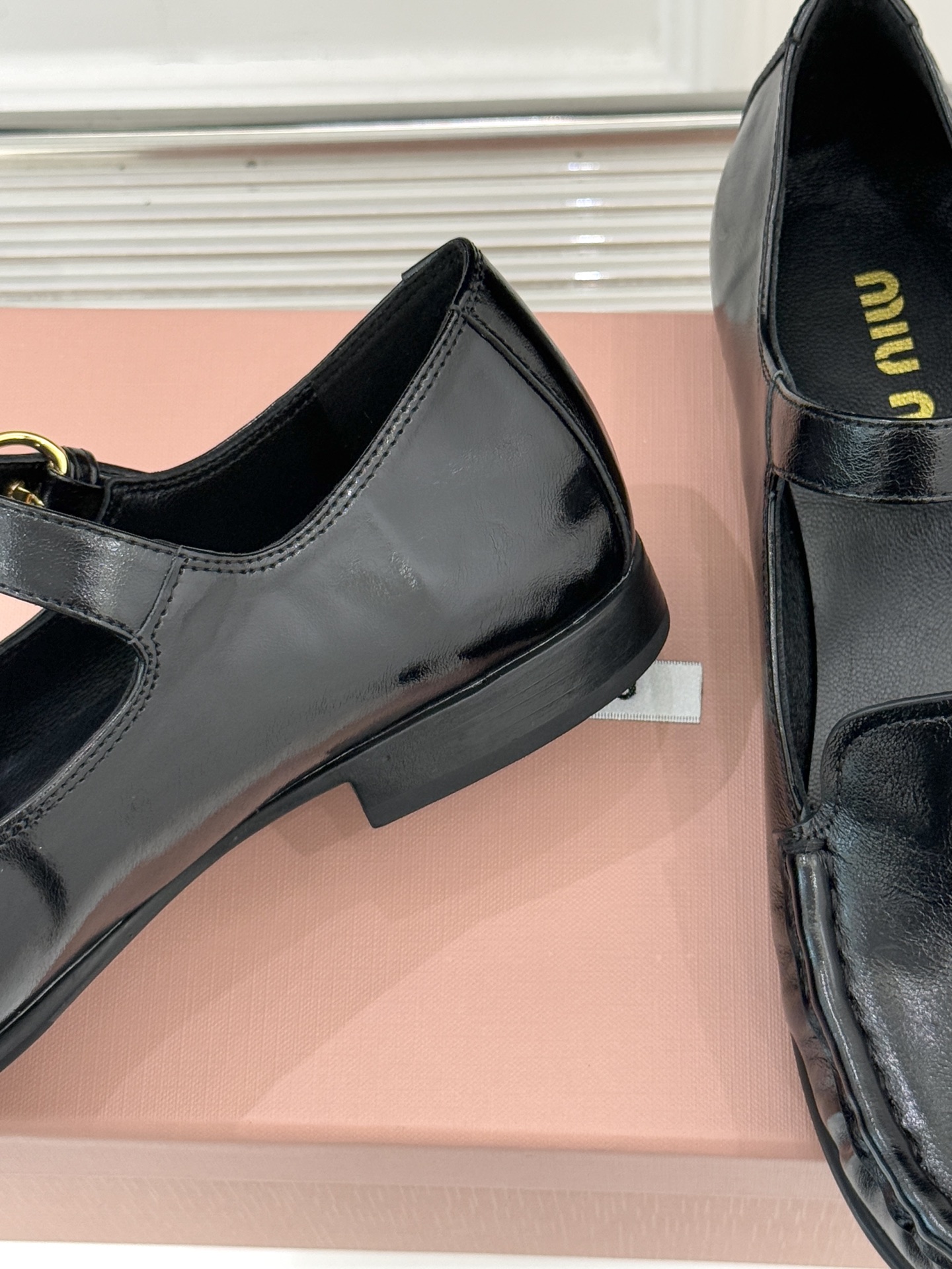 Miu Miu/缪缪25WF新品字母乐福玛丽珍鞋宝子们！ 我又挖到宝啦🎀这款乐福玛丽珍鞋简直美翻了！它将