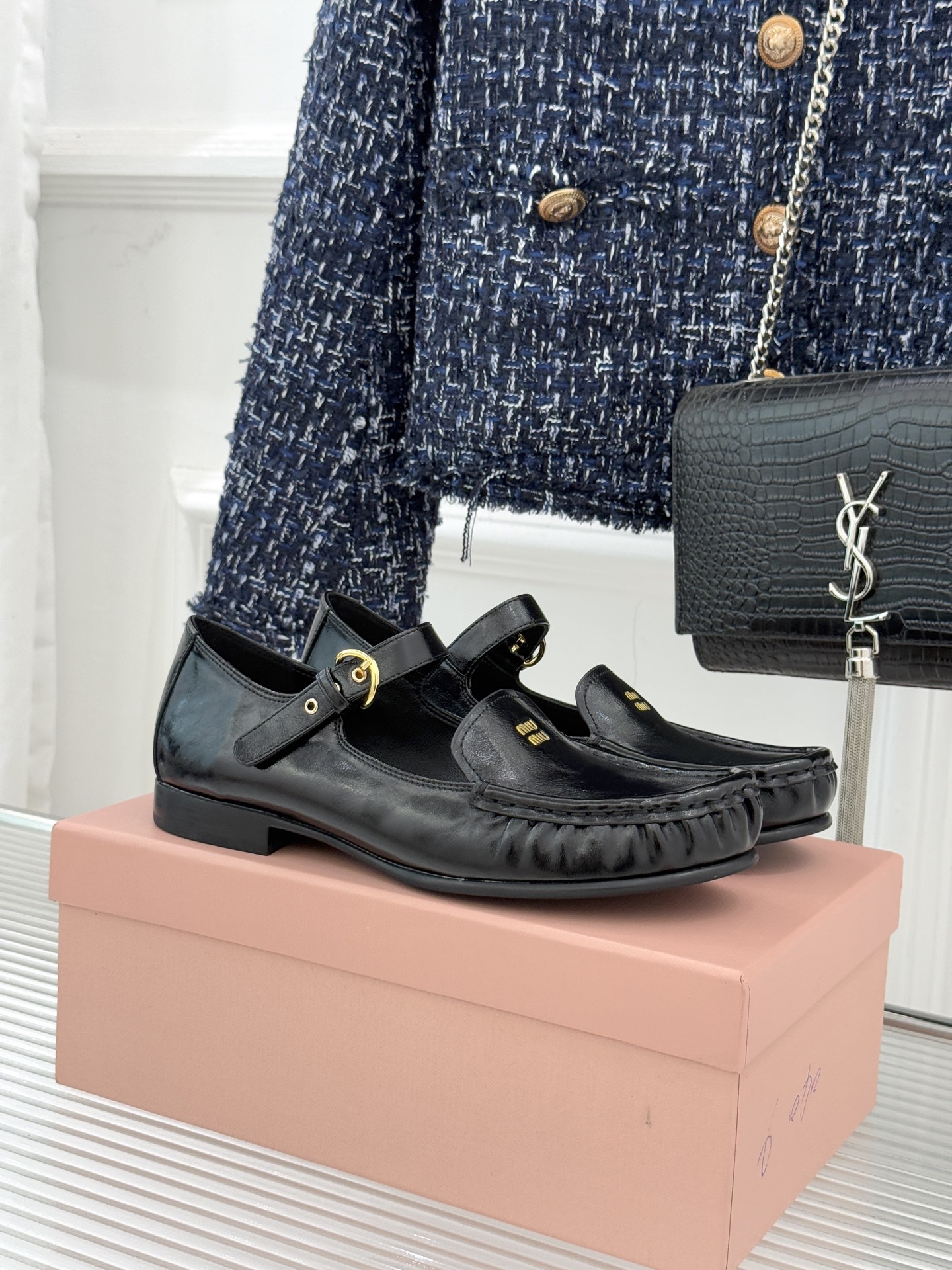 Miu Miu/缪缪25WF新品字母乐福玛丽珍鞋宝子们！ 我又挖到宝啦🎀这款乐福玛丽珍鞋简直美翻了！它将