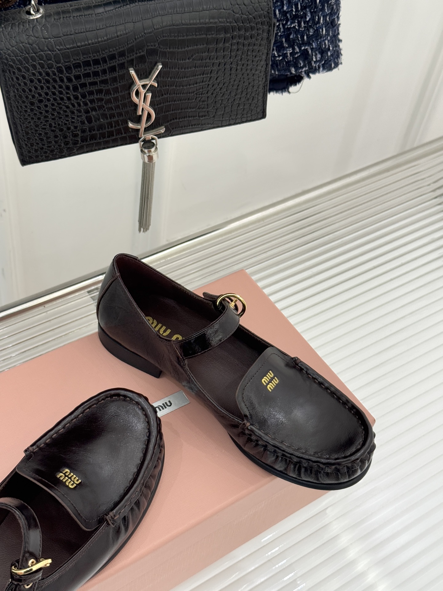 Miu Miu/缪缪25WF新品字母乐福玛丽珍鞋宝子们！ 我又挖到宝啦🎀这款乐福玛丽珍鞋简直美翻了！它将