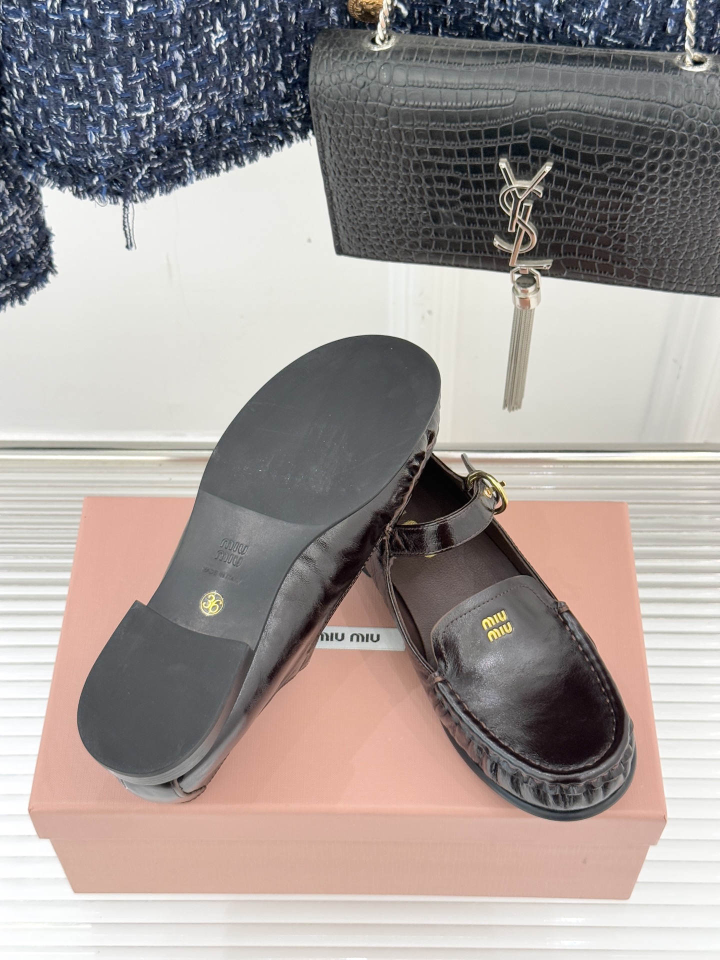 Miu Miu/缪缪25WF新品字母乐福玛丽珍鞋宝子们！ 我又挖到宝啦🎀这款乐福玛丽珍鞋简直美翻了！它将