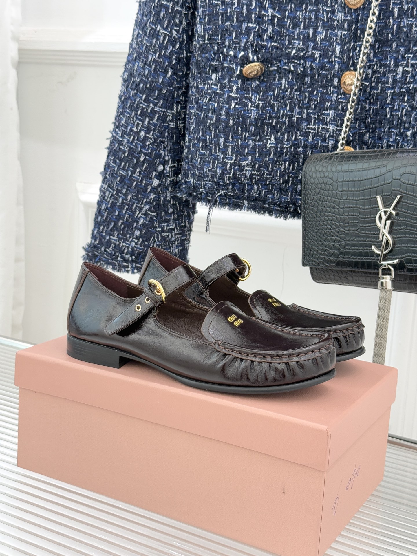 NO:594642,Miu Miu/Miu Miu 25WF new letter Lok Fu Mary Jane shoes, babies!  I found another treasure. These Loaf Mary Jane shoes are so beautiful!  It perfectly combines loafers with Mary Janes. The letter logo on the upper is exquisite and eye-catching. The golden logo and buckle details instantly enhance the overall sense of fashion and high-end. Whether it is paired with a small skirt or jeans, you can easily control the fashion and make you the most handsome guy on the street!  The fabric is made of imported first-layer cowhide, the lining and toes are all sheepskin, and the genuine leather outsole imported from Italy size 35-39 (customized for 40), loafers, miumiu, loafers, mary jane, skirts, jeans, cowhide, sheepskin, Leather soles19860909Miu Miu/缪缪25WF新品字母 乐福玛丽珍鞋 宝子们！ 我又挖到宝啦 这款乐福玛丽珍鞋简直美翻了！ 它将乐福鞋与玛丽珍完美融合 鞋面上的字母logo精致又吸睛 搭配金色徽标和扣环细节 瞬间提升了整体的时尚感和高级感. 无论是搭配小裙子还是牛仔裤 都能轻松拿捏时尚度 让你成为街头最靓的仔！ 面料采用进口头层牛皮 内里踮脚均为羊皮 意大利进口真皮大底 size35-39（40定制）,乐福鞋,miumiu,loafers,mary jane,skirts,jeans,cowhide,sheepskin,Leather soles,Women's Shoes