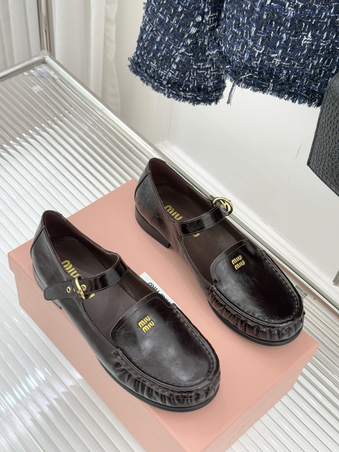 Miu Miu/缪缪25WF新品字母乐福玛丽珍鞋宝子们！ 我又挖到宝啦🎀这款乐福玛丽珍鞋简直美翻了！它将