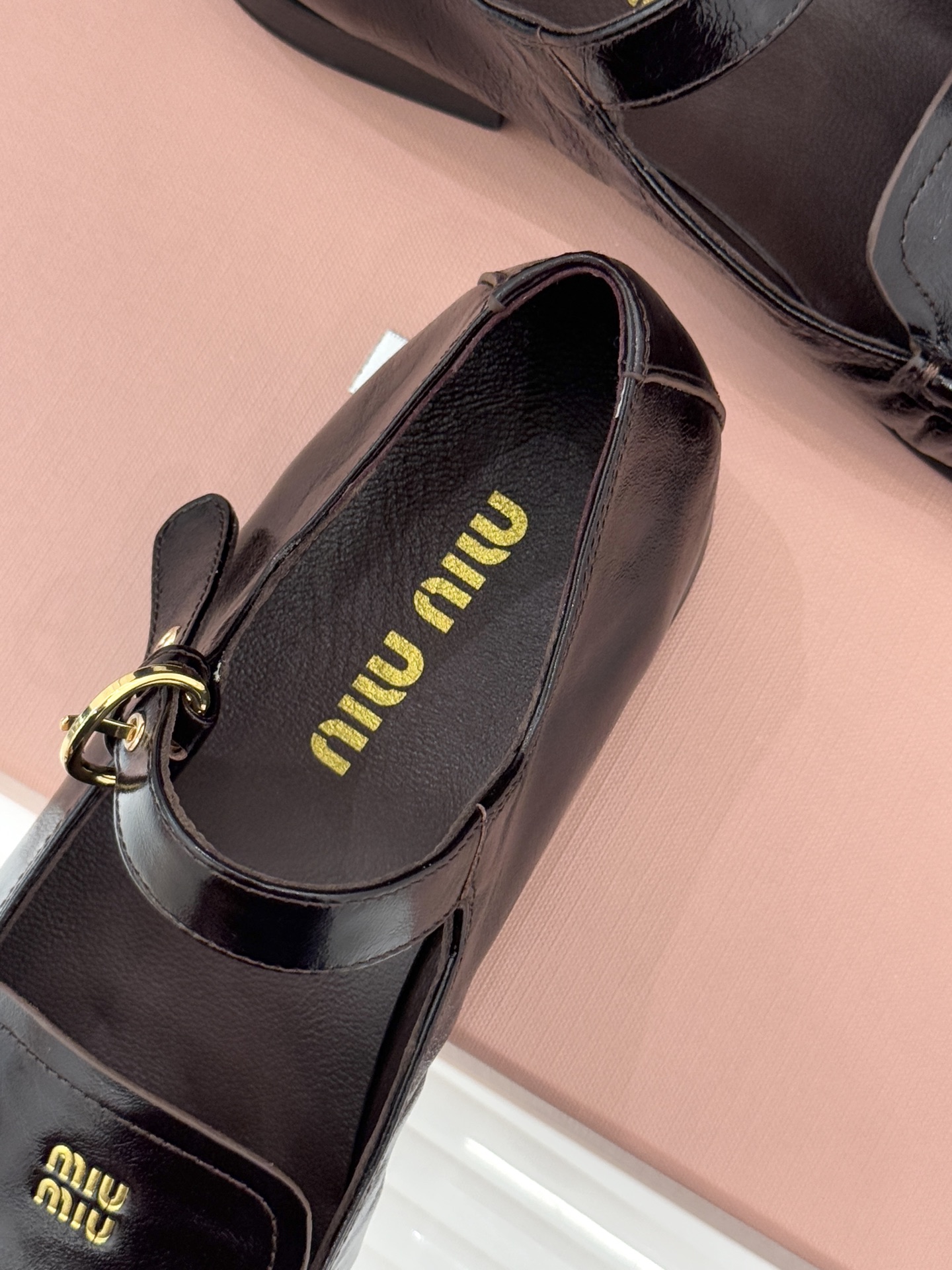 Miu Miu/缪缪25WF新品字母乐福玛丽珍鞋宝子们！ 我又挖到宝啦🎀这款乐福玛丽珍鞋简直美翻了！它将