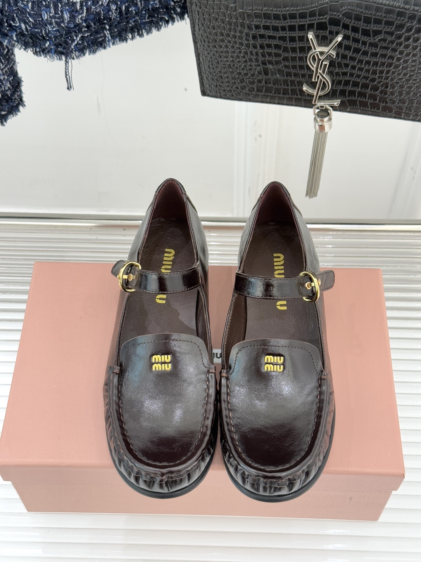 Miu Miu/缪缪25WF新品字母乐福玛丽珍鞋宝子们！ 我又挖到宝啦🎀这款乐福玛丽珍鞋简直美翻了！它将