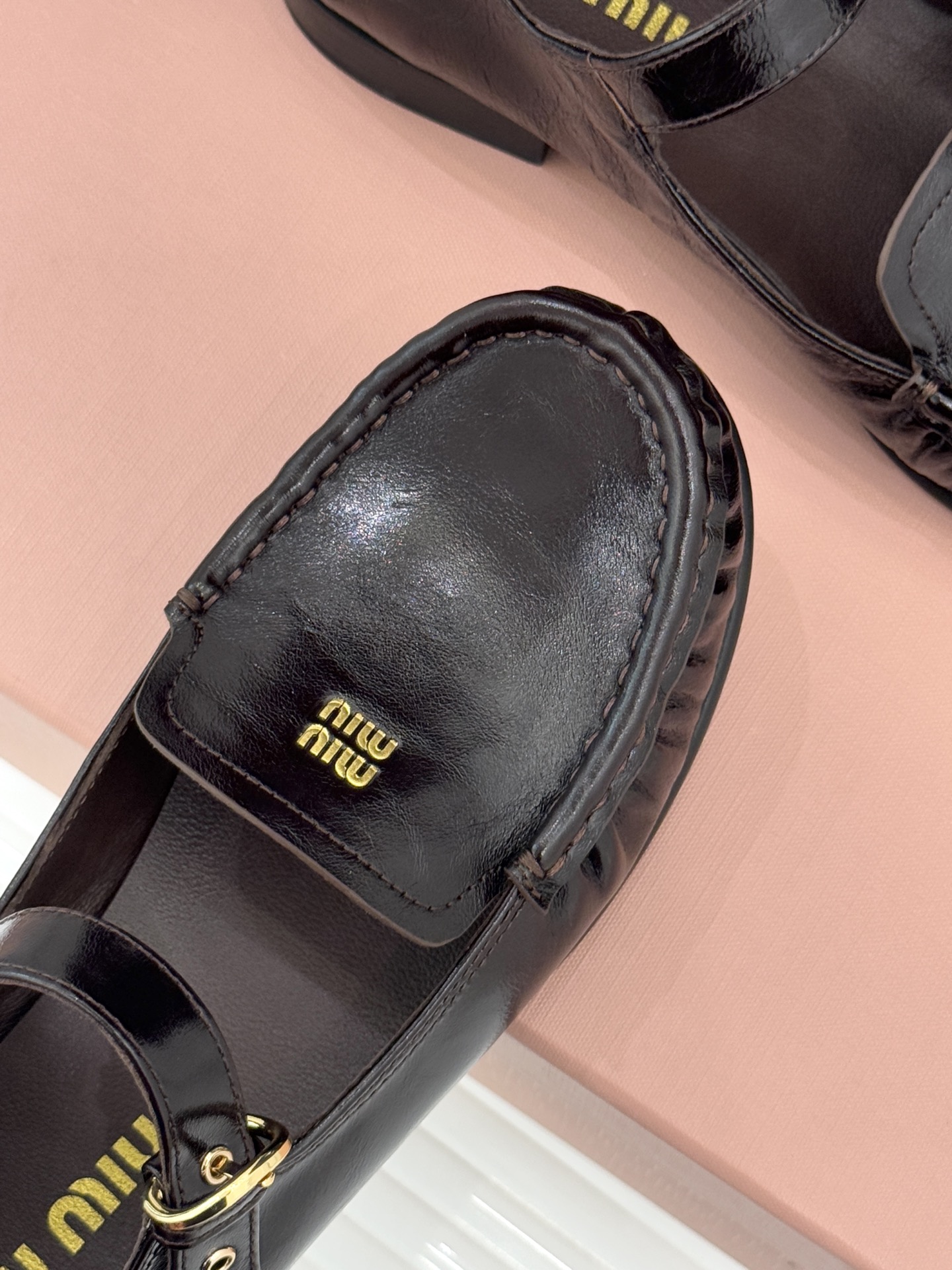 Miu Miu/缪缪25WF新品字母乐福玛丽珍鞋宝子们！ 我又挖到宝啦🎀这款乐福玛丽珍鞋简直美翻了！它将