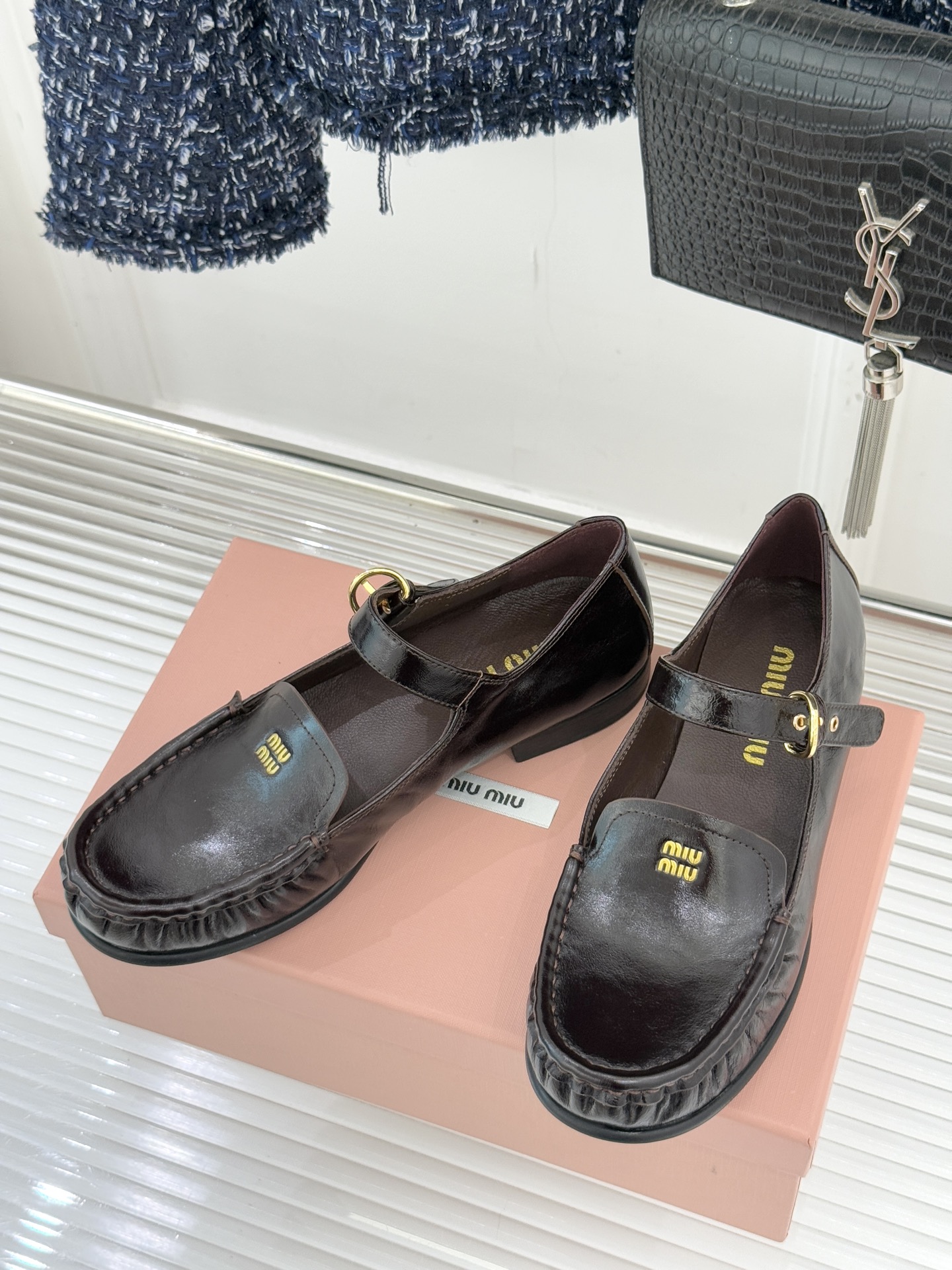 Miu Miu/缪缪25WF新品字母乐福玛丽珍鞋宝子们！ 我又挖到宝啦🎀这款乐福玛丽珍鞋简直美翻了！它将