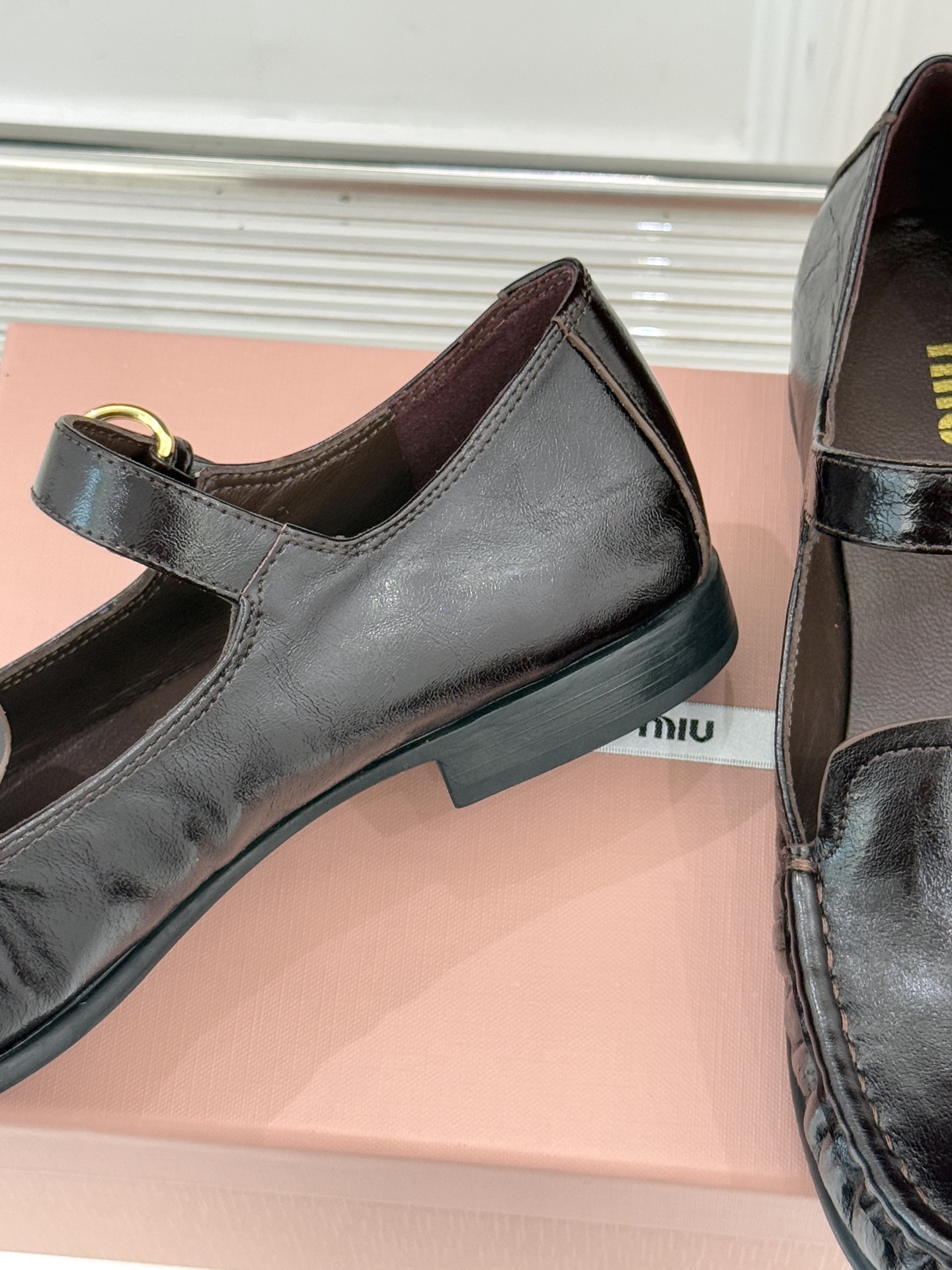 Miu Miu/缪缪25WF新品字母乐福玛丽珍鞋宝子们！ 我又挖到宝啦🎀这款乐福玛丽珍鞋简直美翻了！它将