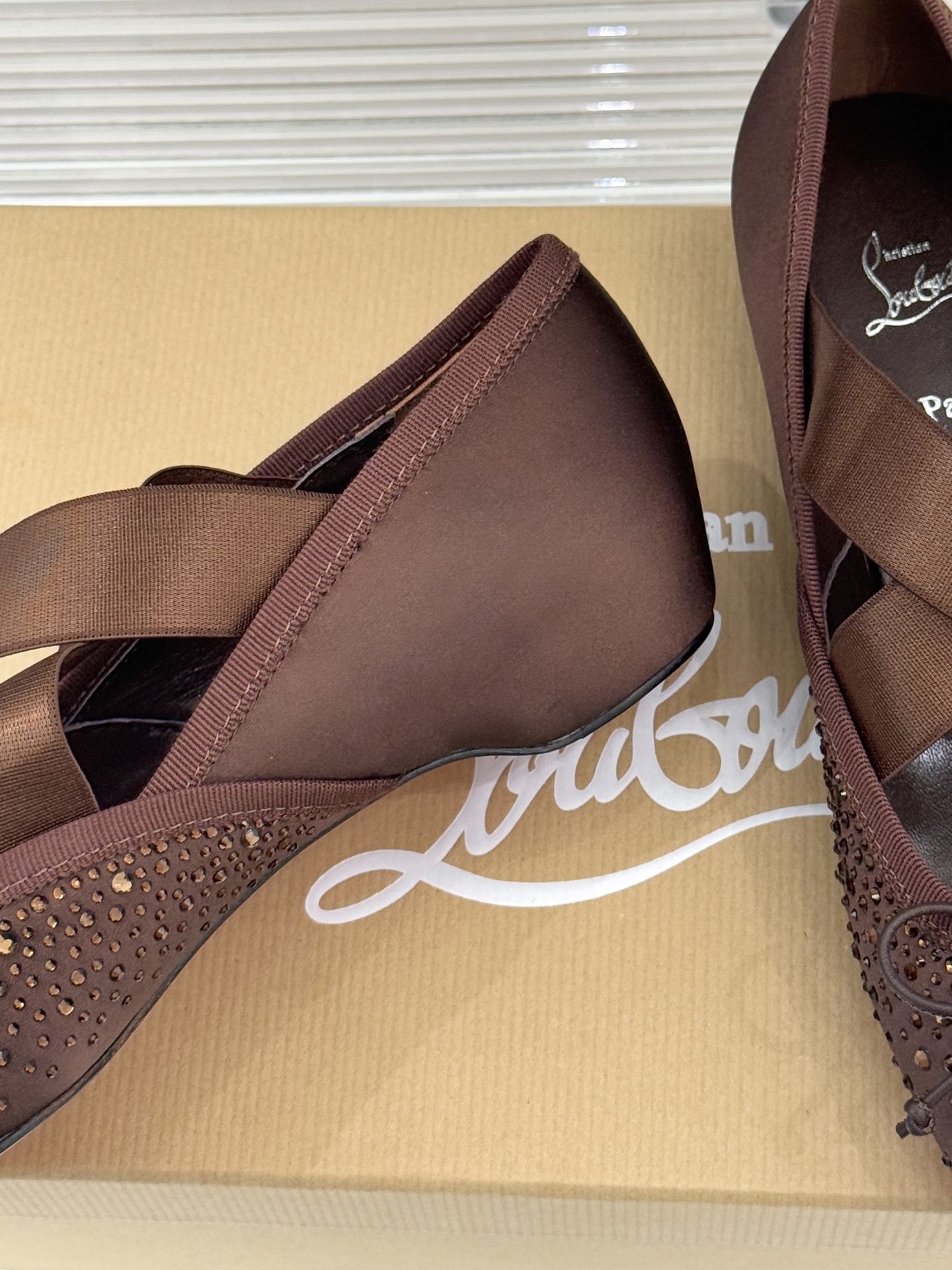 ChristinLouboutin/CL25WF新品水钻蝴蝶结猪鼻子交叉带芭蕾舞鞋在时尚的舞台上CL始终