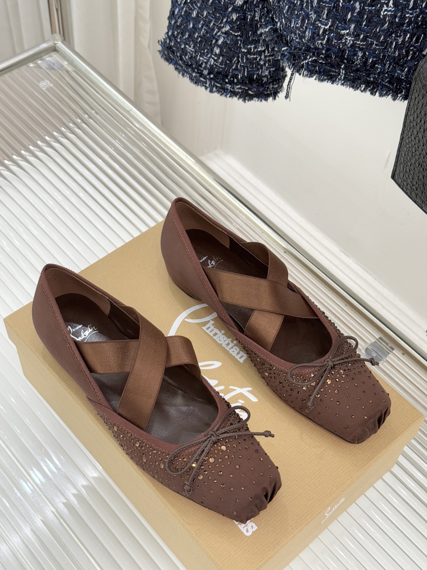 ChristinLouboutin/CL25WF新品水钻蝴蝶结猪鼻子交叉带芭蕾舞鞋在时尚的舞台上CL始终