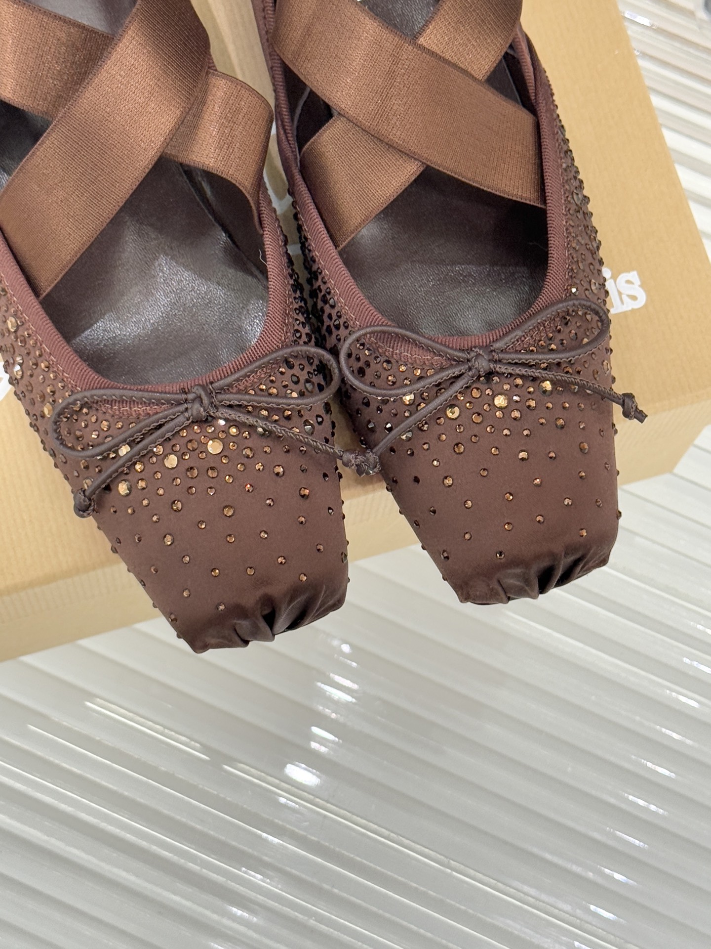 ChristinLouboutin/CL25WF新品水钻蝴蝶结猪鼻子交叉带芭蕾舞鞋在时尚的舞台上CL始终