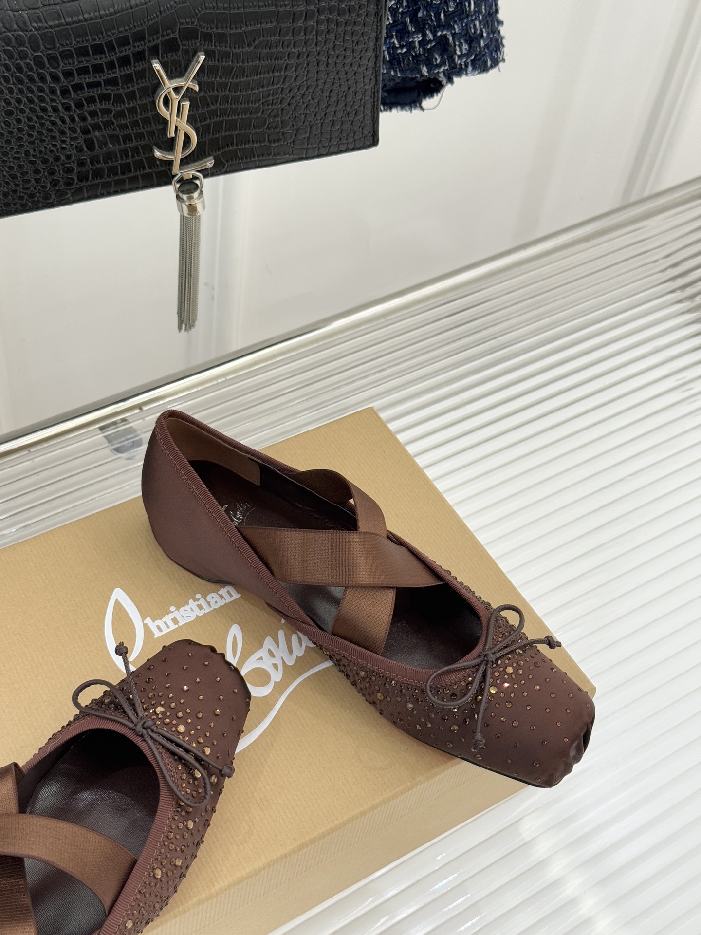 ChristinLouboutin/CL25WF新品水钻蝴蝶结猪鼻子交叉带芭蕾舞鞋在时尚的舞台上CL始终