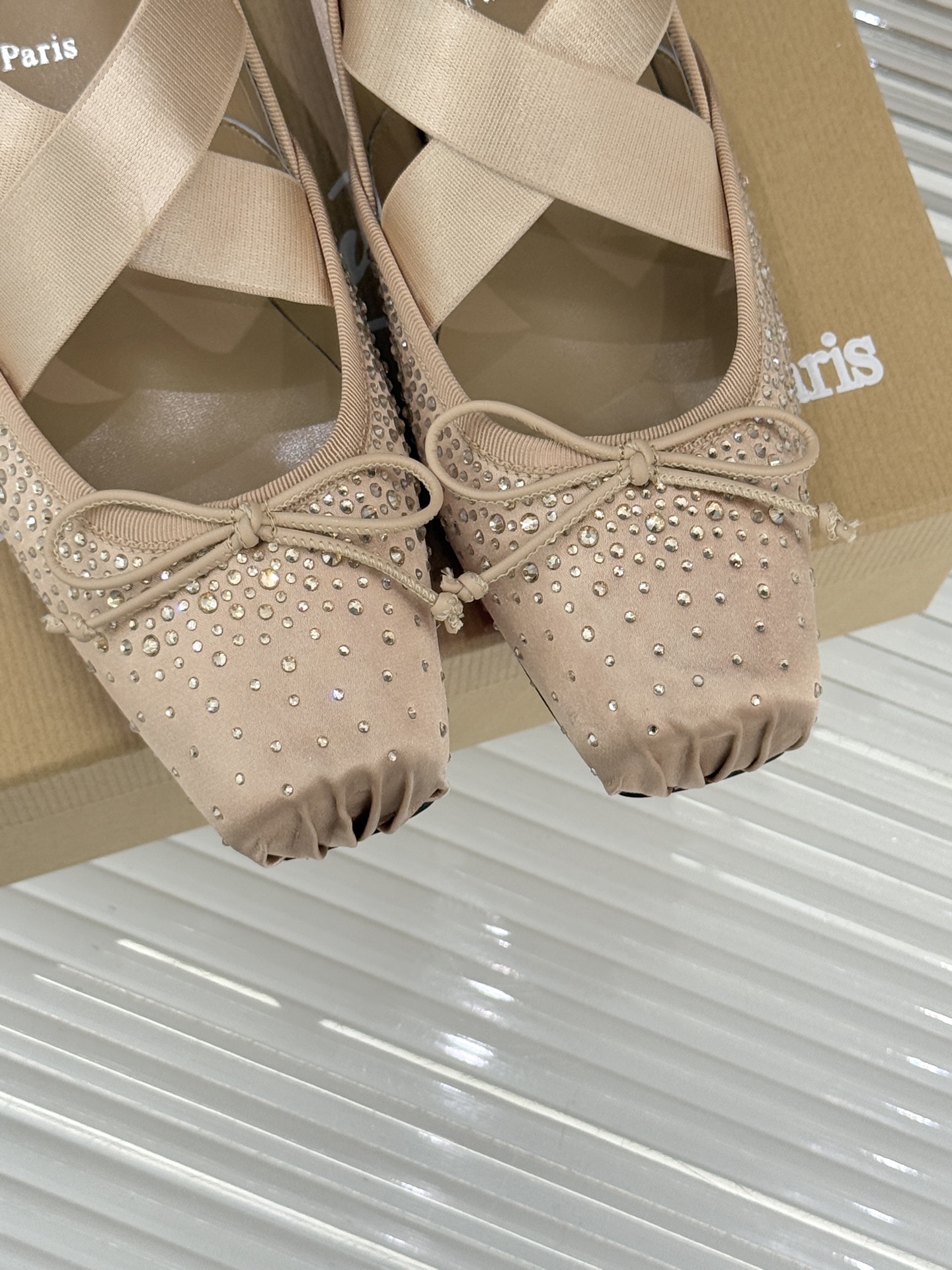 ChristinLouboutin/CL25WF新品水钻蝴蝶结猪鼻子交叉带芭蕾舞鞋在时尚的舞台上CL始终