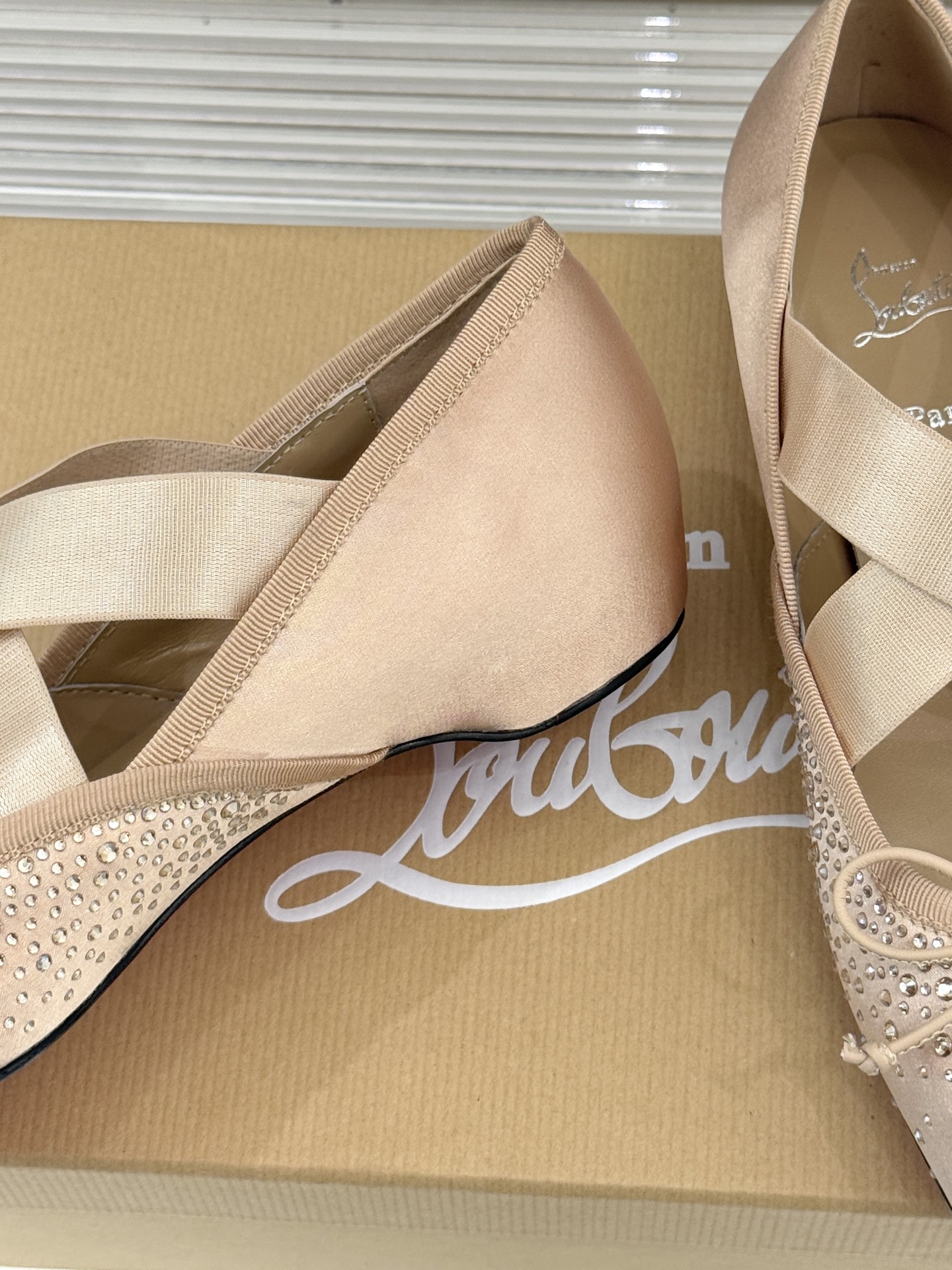 ChristinLouboutin/CL25WF新品水钻蝴蝶结猪鼻子交叉带芭蕾舞鞋在时尚的舞台上CL始终