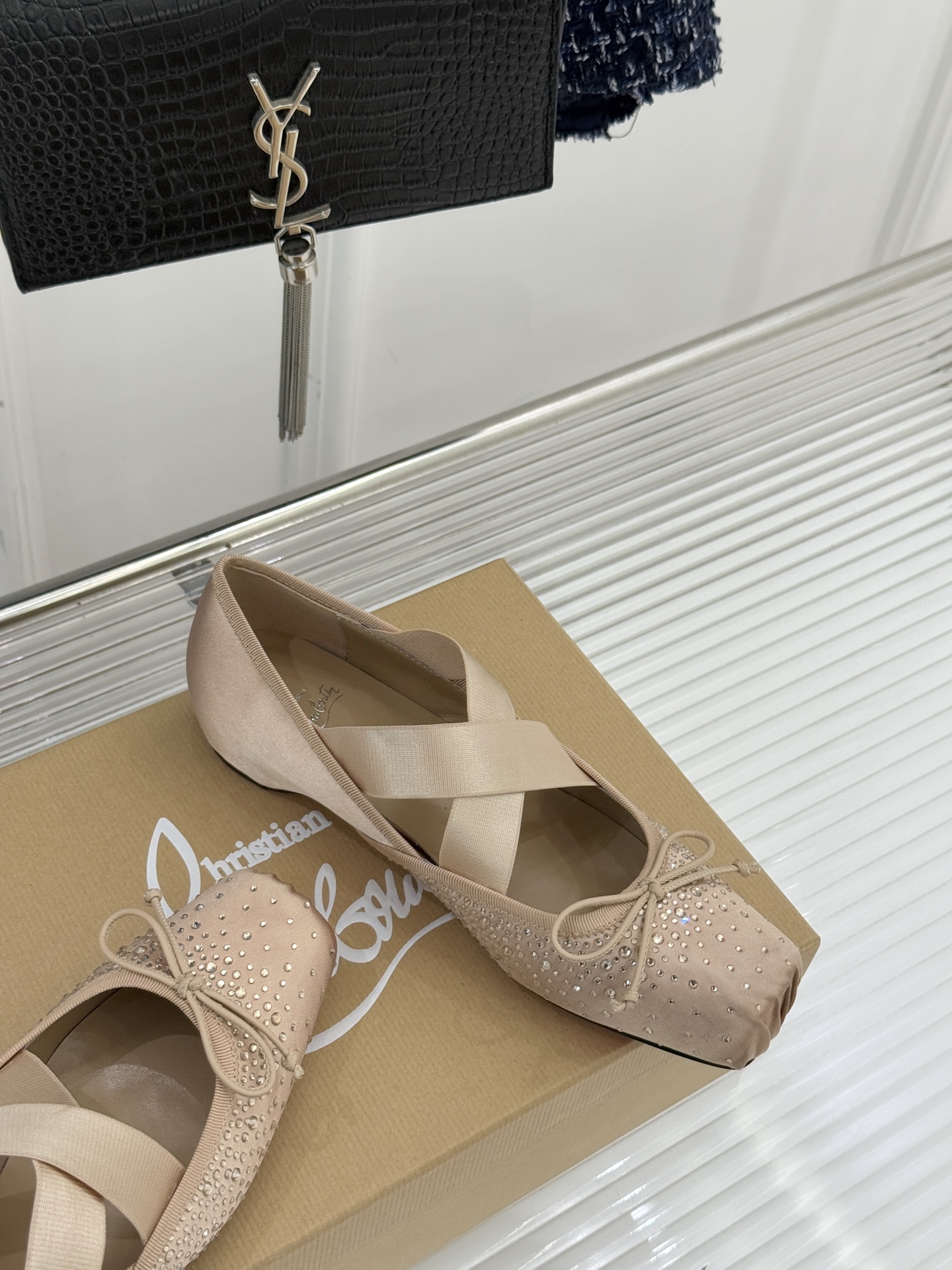 ChristinLouboutin/CL25WF新品水钻蝴蝶结猪鼻子交叉带芭蕾舞鞋在时尚的舞台上CL始终