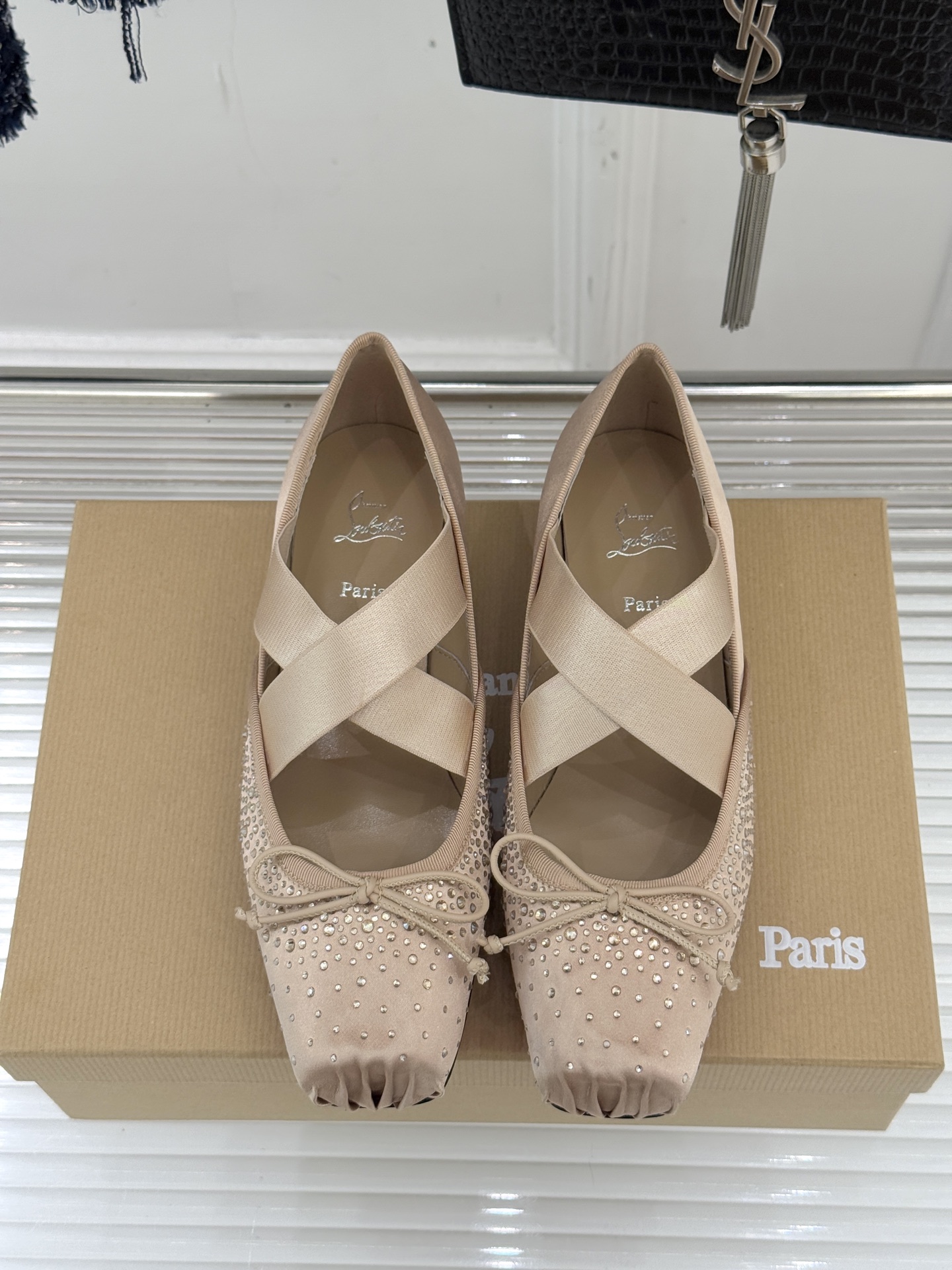 ChristinLouboutin/CL25WF新品水钻蝴蝶结猪鼻子交叉带芭蕾舞鞋在时尚的舞台上CL始终