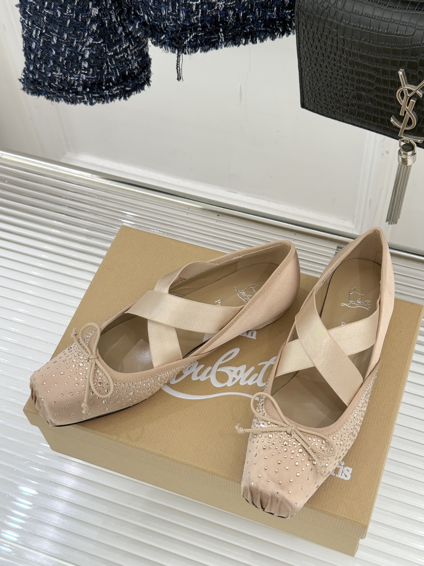ChristinLouboutin/CL25WF新品水钻蝴蝶结猪鼻子交叉带芭蕾舞鞋在时尚的舞台上CL始终