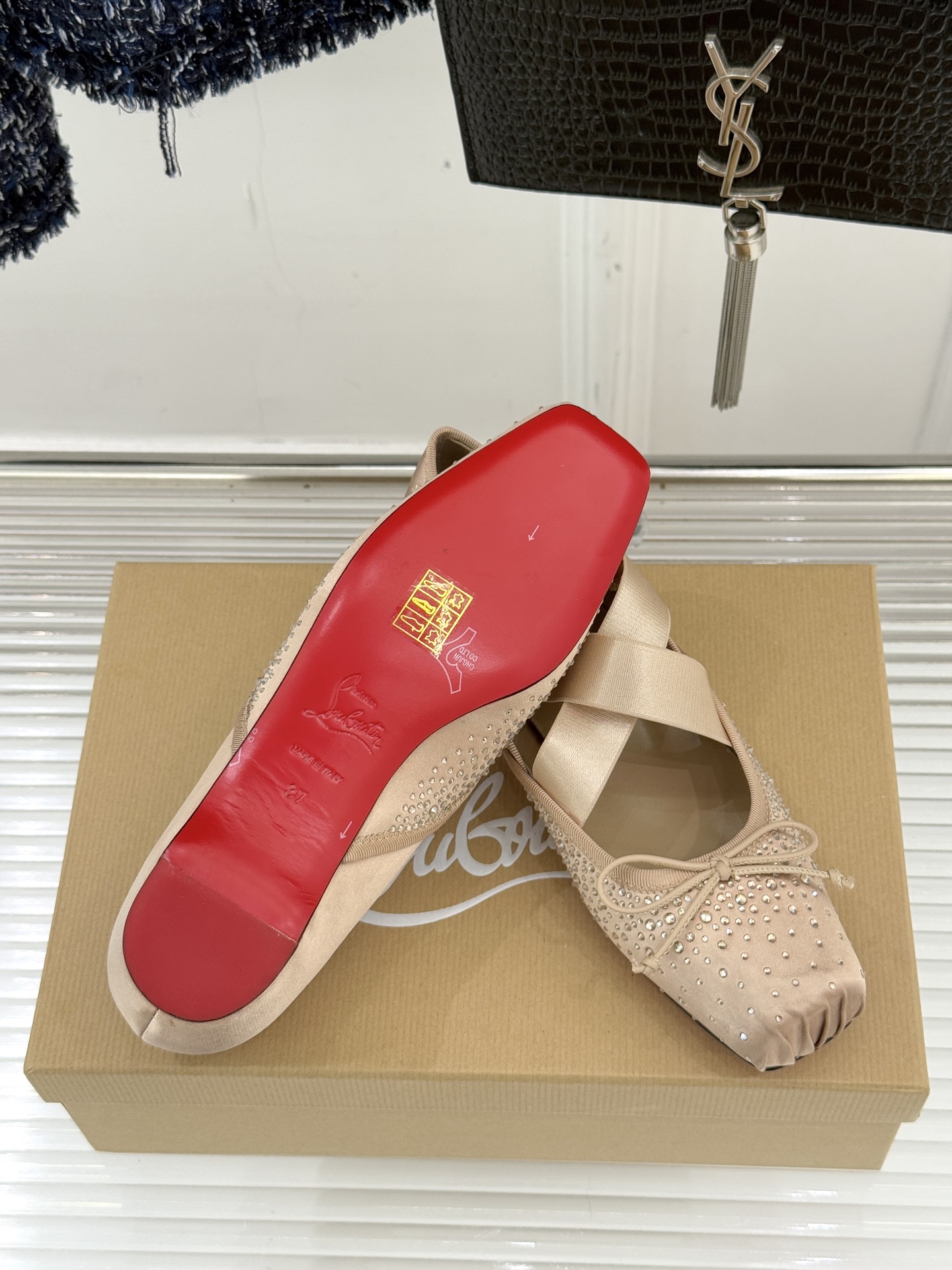 ChristinLouboutin/CL25WF新品水钻蝴蝶结猪鼻子交叉带芭蕾舞鞋在时尚的舞台上CL始终