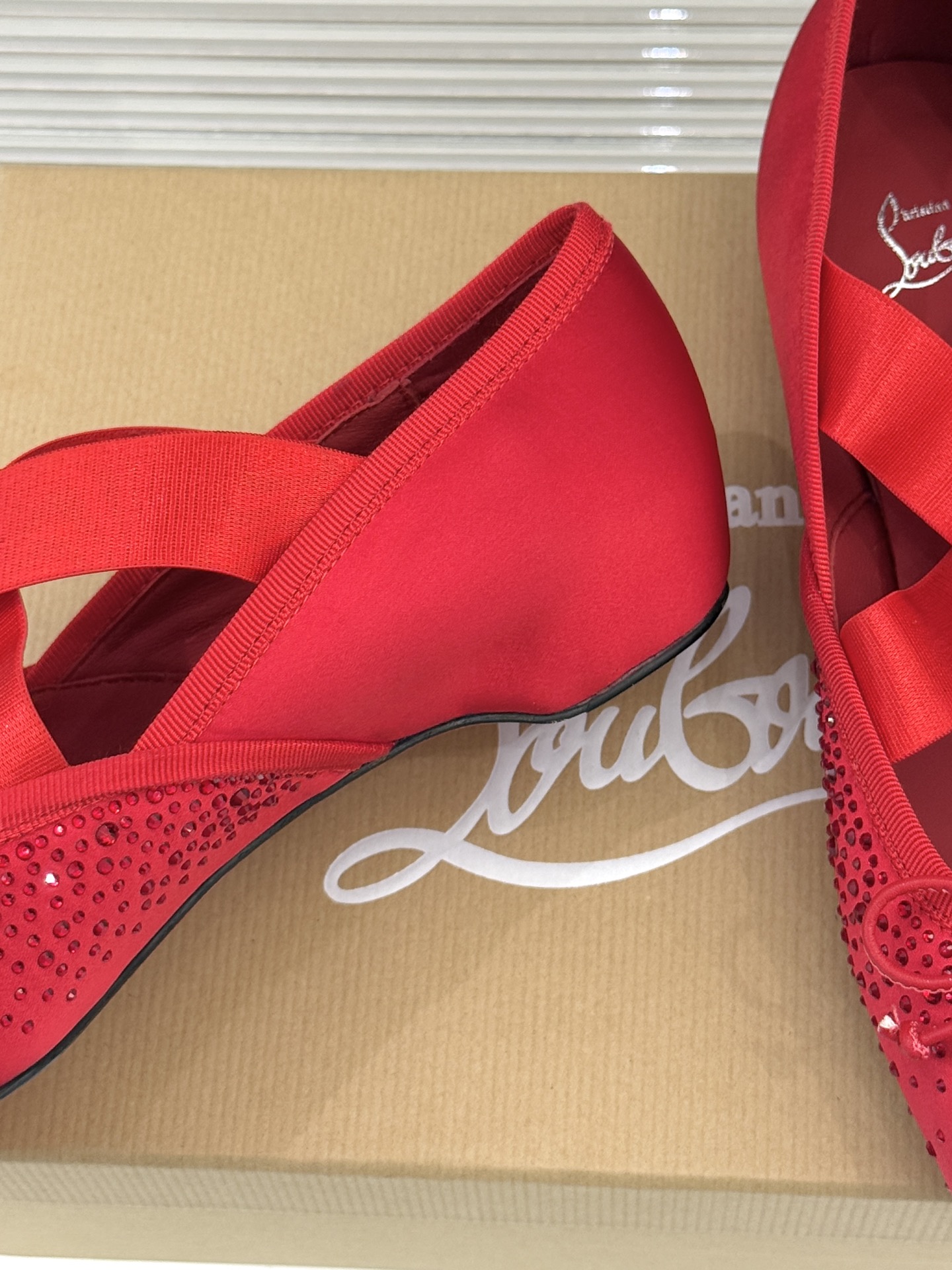 ChristinLouboutin/CL25WF新品水钻蝴蝶结猪鼻子交叉带芭蕾舞鞋在时尚的舞台上CL始终