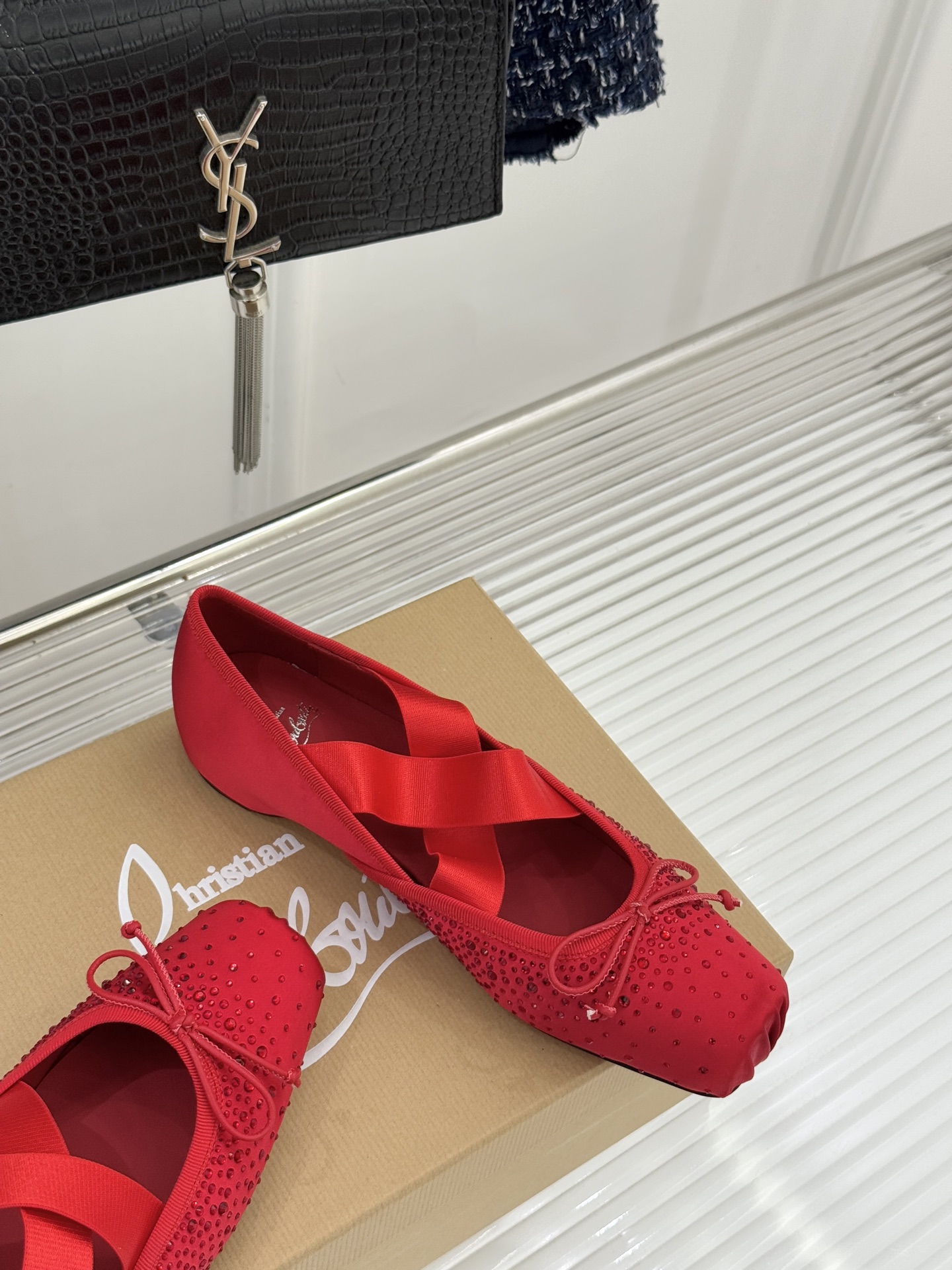 ChristinLouboutin/CL25WF新品水钻蝴蝶结猪鼻子交叉带芭蕾舞鞋在时尚的舞台上CL始终