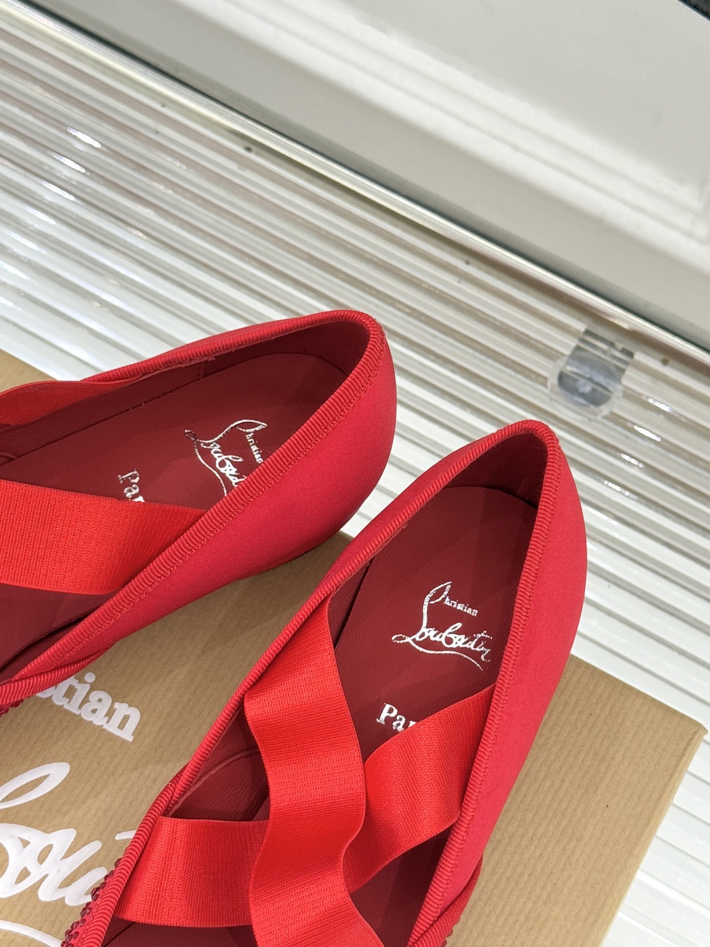 ChristinLouboutin/CL25WF新品水钻蝴蝶结猪鼻子交叉带芭蕾舞鞋在时尚的舞台上CL始终