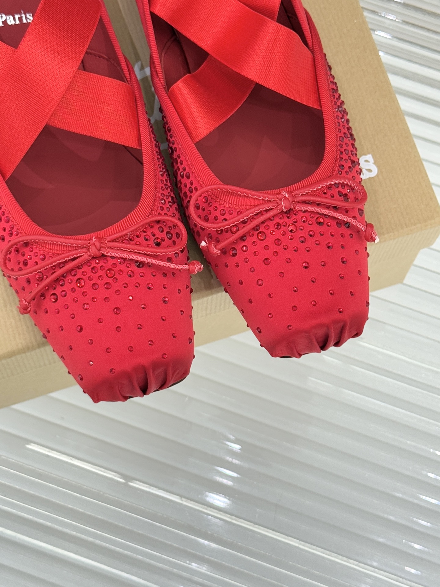 ChristinLouboutin/CL25WF新品水钻蝴蝶结猪鼻子交叉带芭蕾舞鞋在时尚的舞台上CL始终