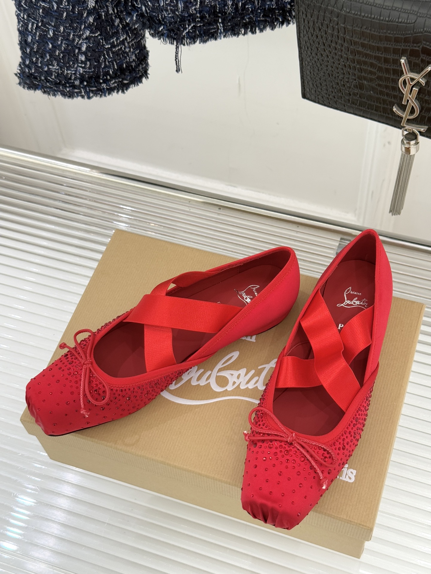ChristinLouboutin/CL25WF新品水钻蝴蝶结猪鼻子交叉带芭蕾舞鞋在时尚的舞台上CL始终