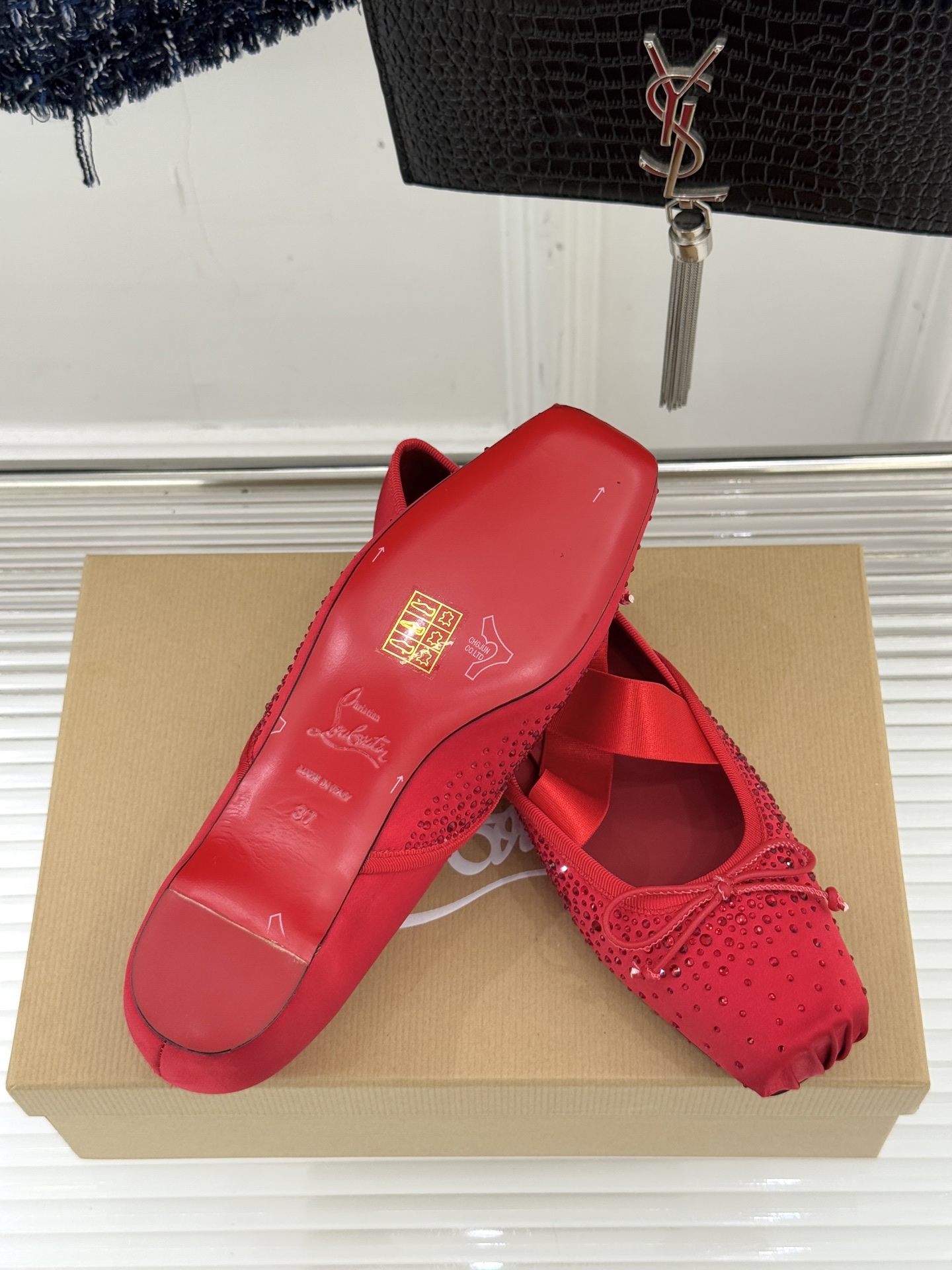 ChristinLouboutin/CL25WF新品水钻蝴蝶结猪鼻子交叉带芭蕾舞鞋在时尚的舞台上CL始终