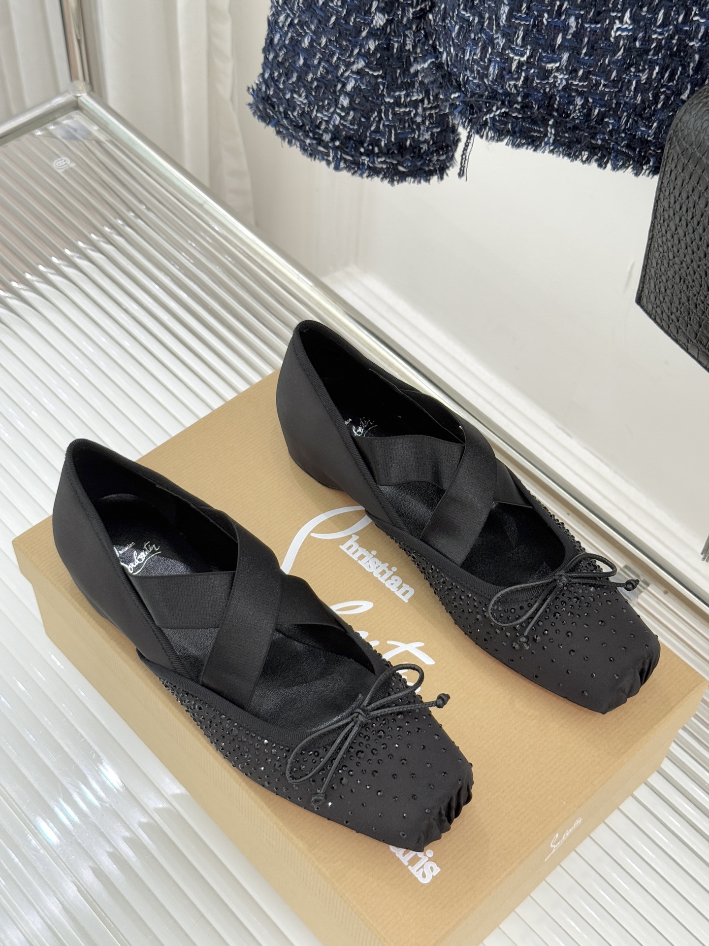 ChristinLouboutin/CL25WF新品水钻蝴蝶结猪鼻子交叉带芭蕾舞鞋在时尚的舞台上CL始终