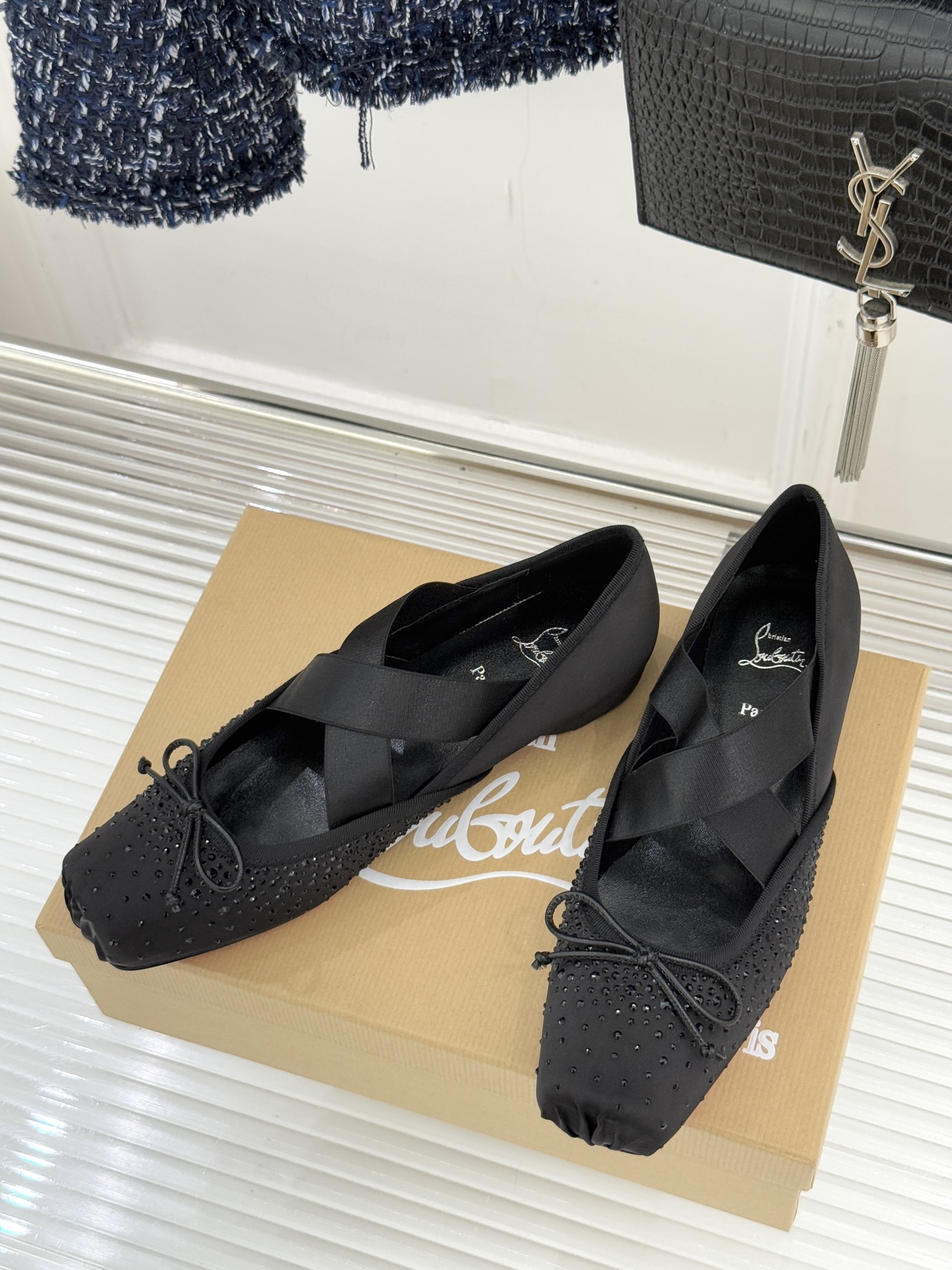 ChristinLouboutin/CL25WF新品水钻蝴蝶结猪鼻子交叉带芭蕾舞鞋在时尚的舞台上CL始终