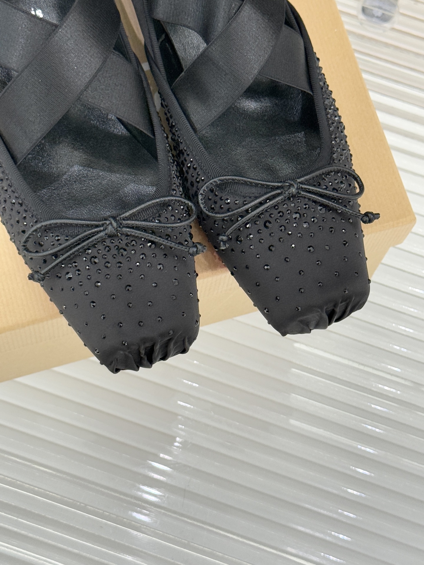 ChristinLouboutin/CL25WF新品水钻蝴蝶结猪鼻子交叉带芭蕾舞鞋在时尚的舞台上CL始终