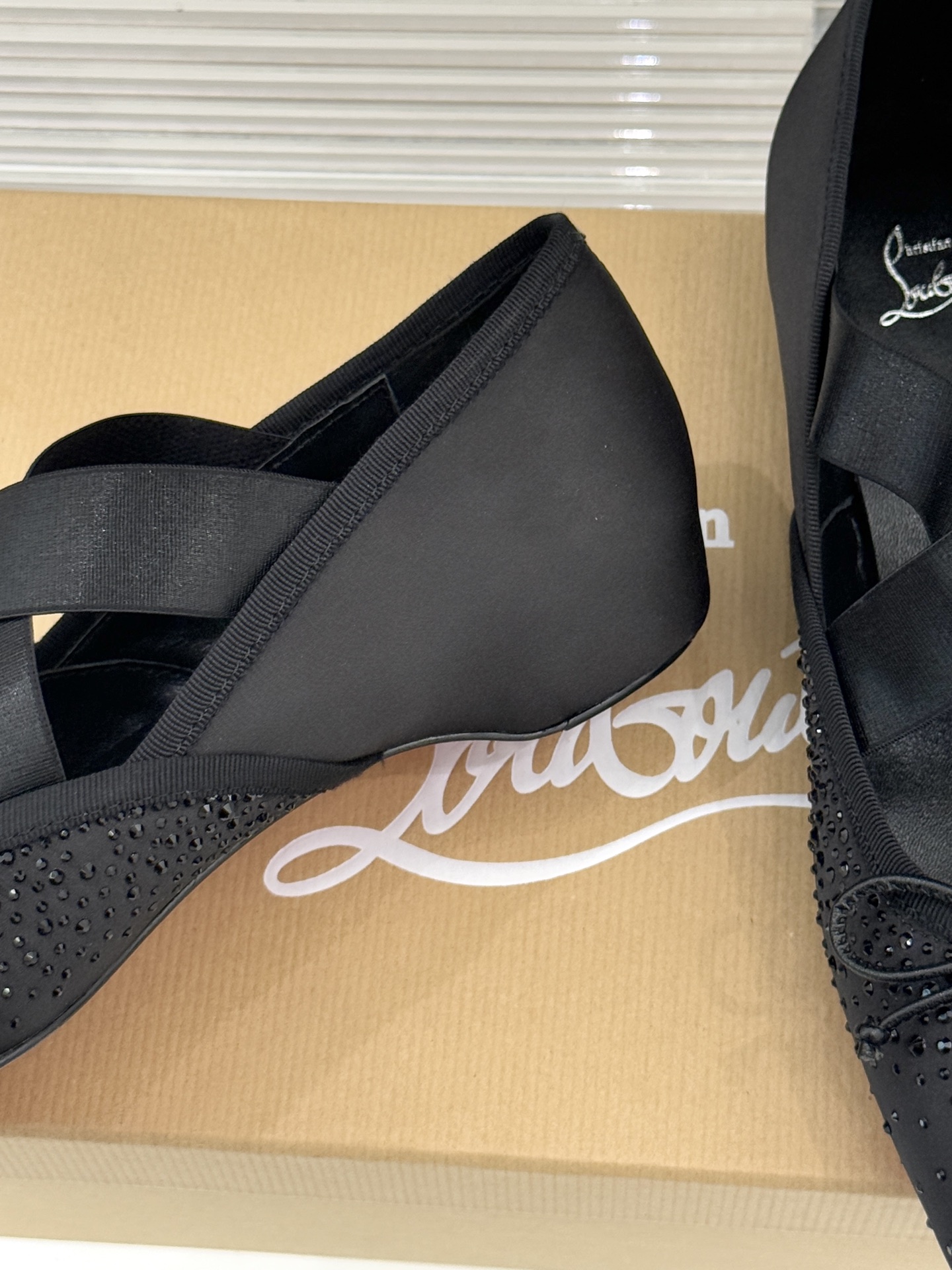 ChristinLouboutin/CL25WF新品水钻蝴蝶结猪鼻子交叉带芭蕾舞鞋在时尚的舞台上CL始终